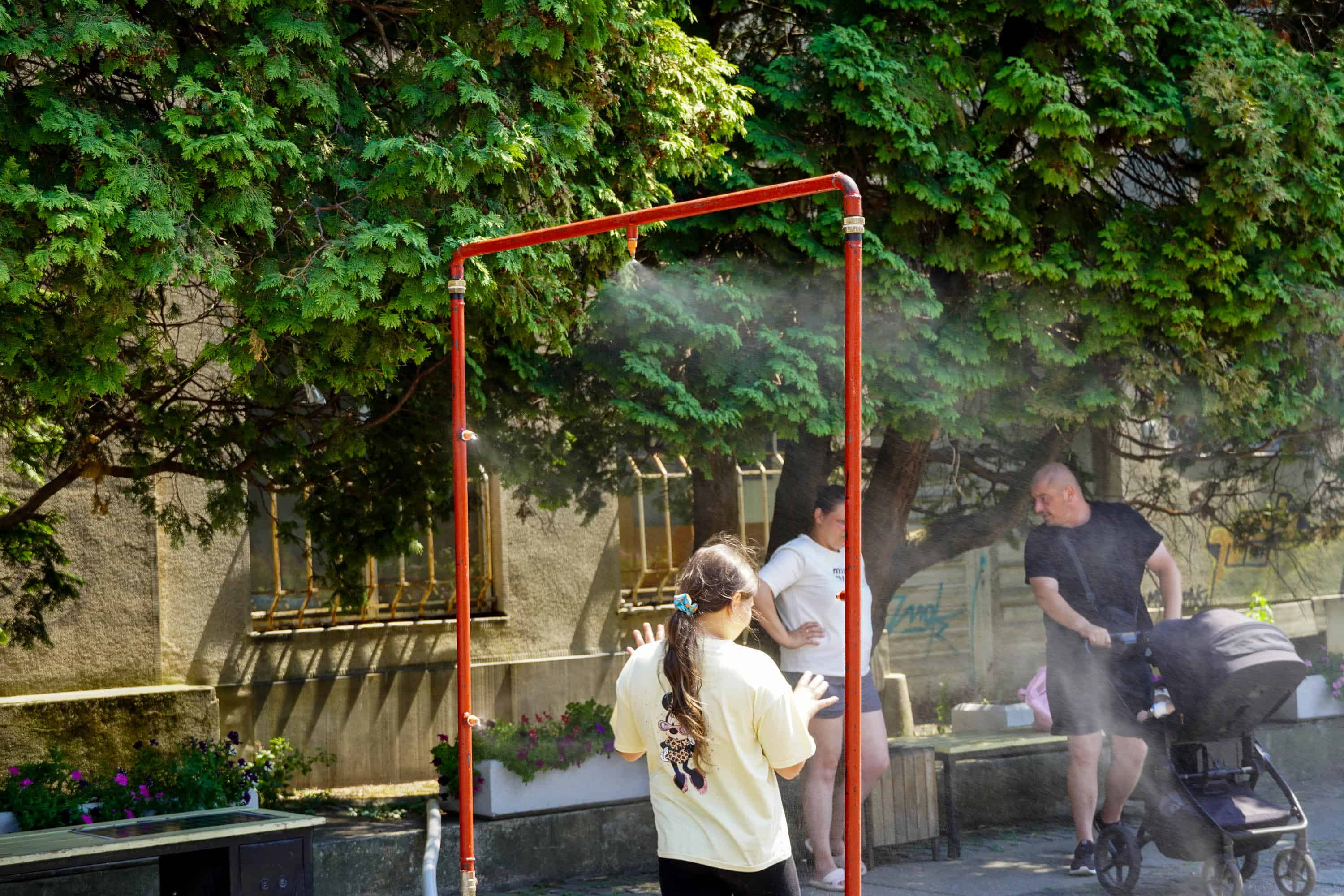 В Ужгороді встановили охолоджувальні рамки-оприскувачі через аномальну спеку