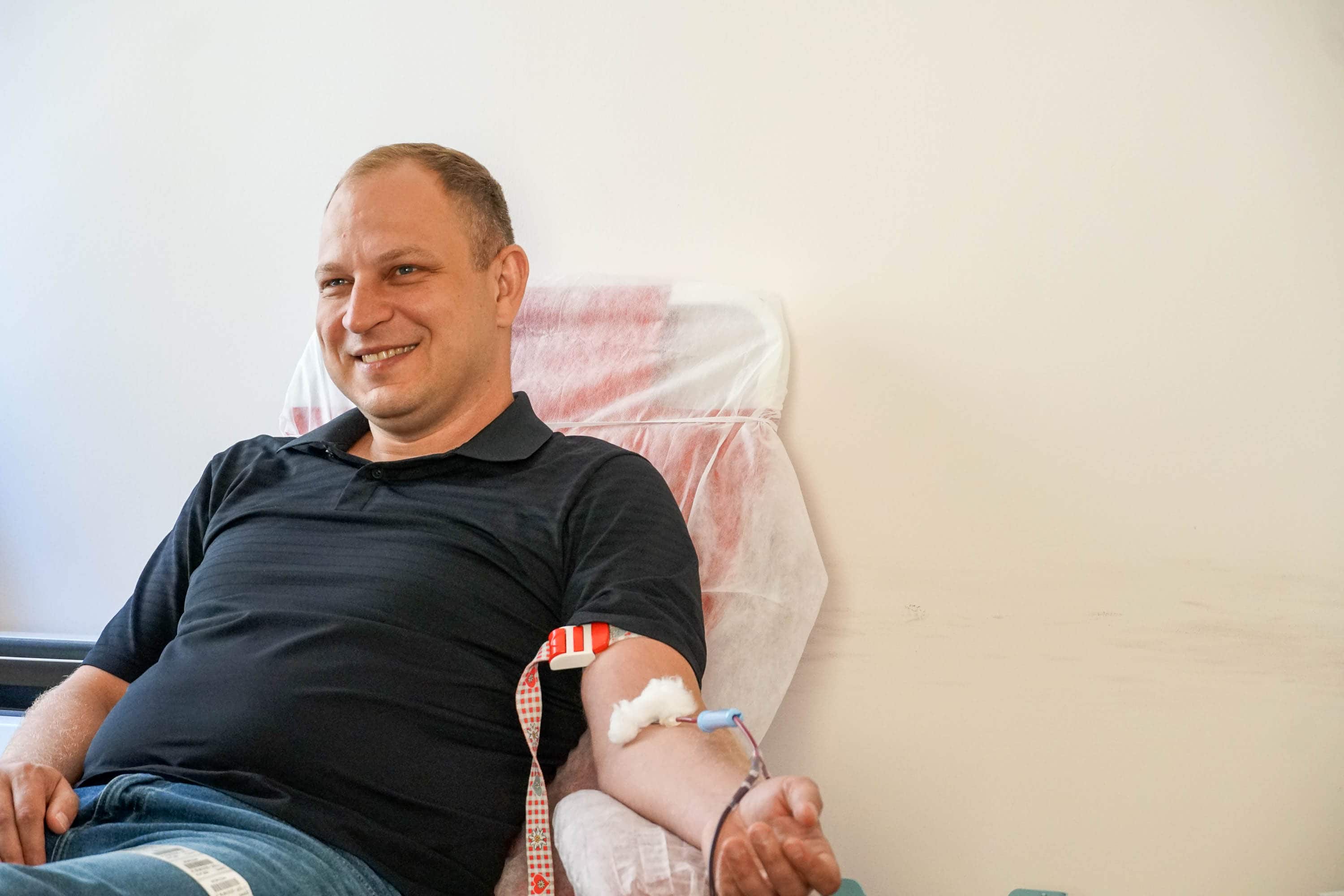 Працівники Ужгородської міської ради сьогодні долучилися до благодійної акції та здали кров
