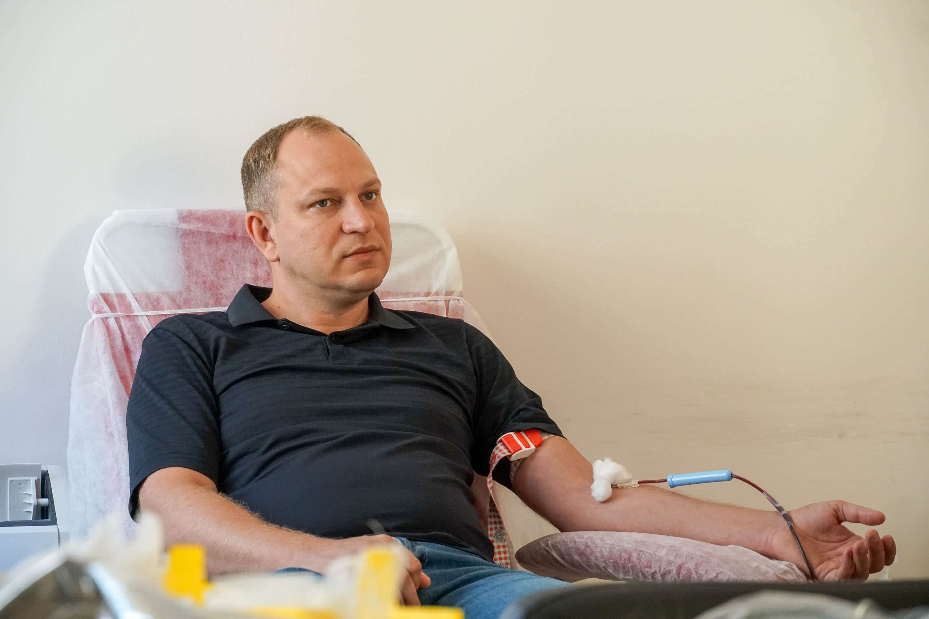 Працівники Ужгородської міської ради сьогодні долучилися до благодійної акції та здали кров