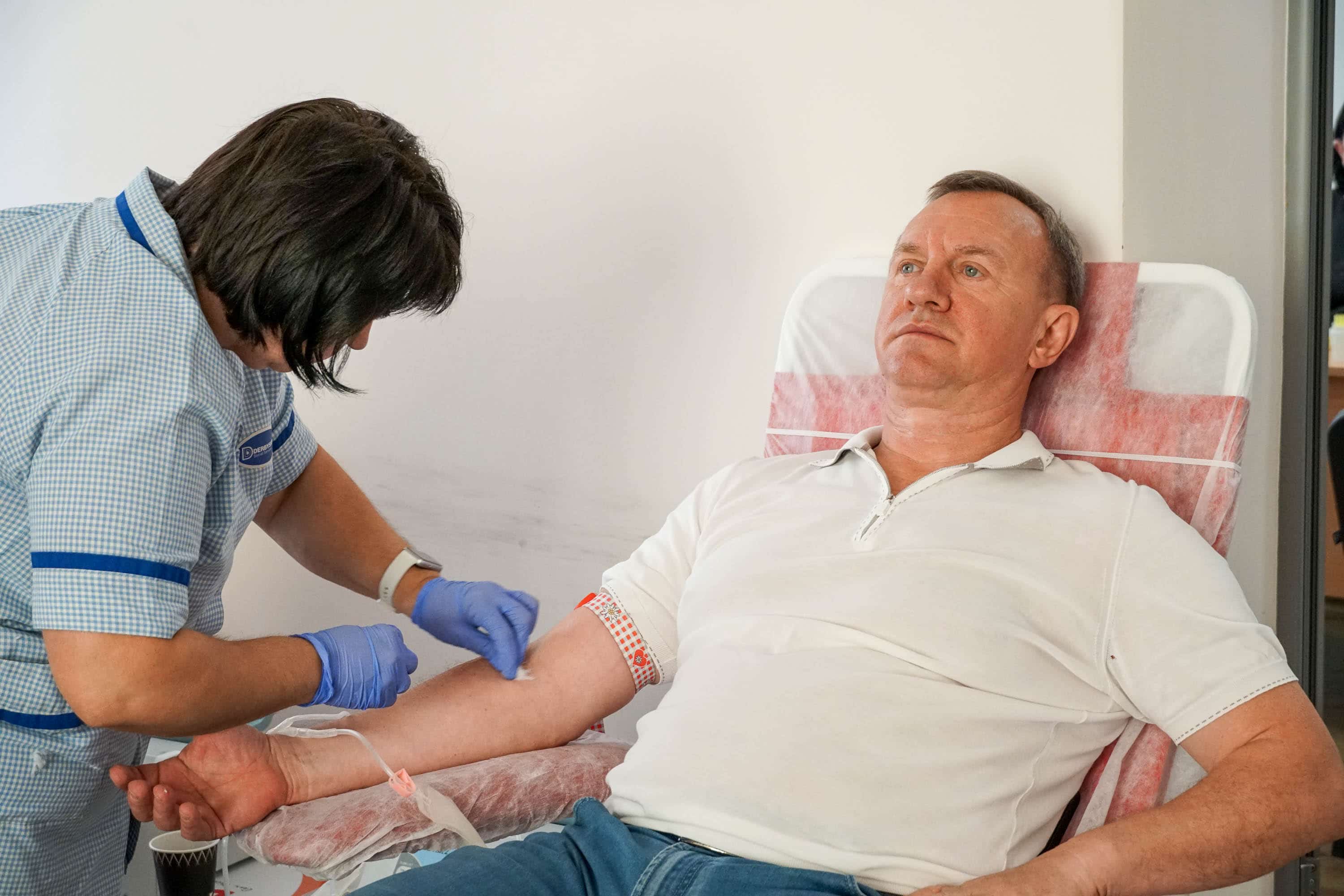 Працівники Ужгородської міської ради сьогодні долучилися до благодійної акції та здали кров
