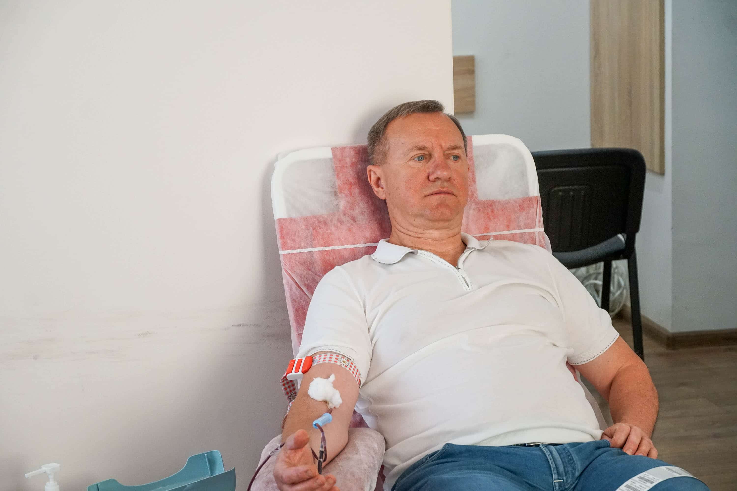 Працівники Ужгородської міської ради сьогодні долучилися до благодійної акції та здали кров