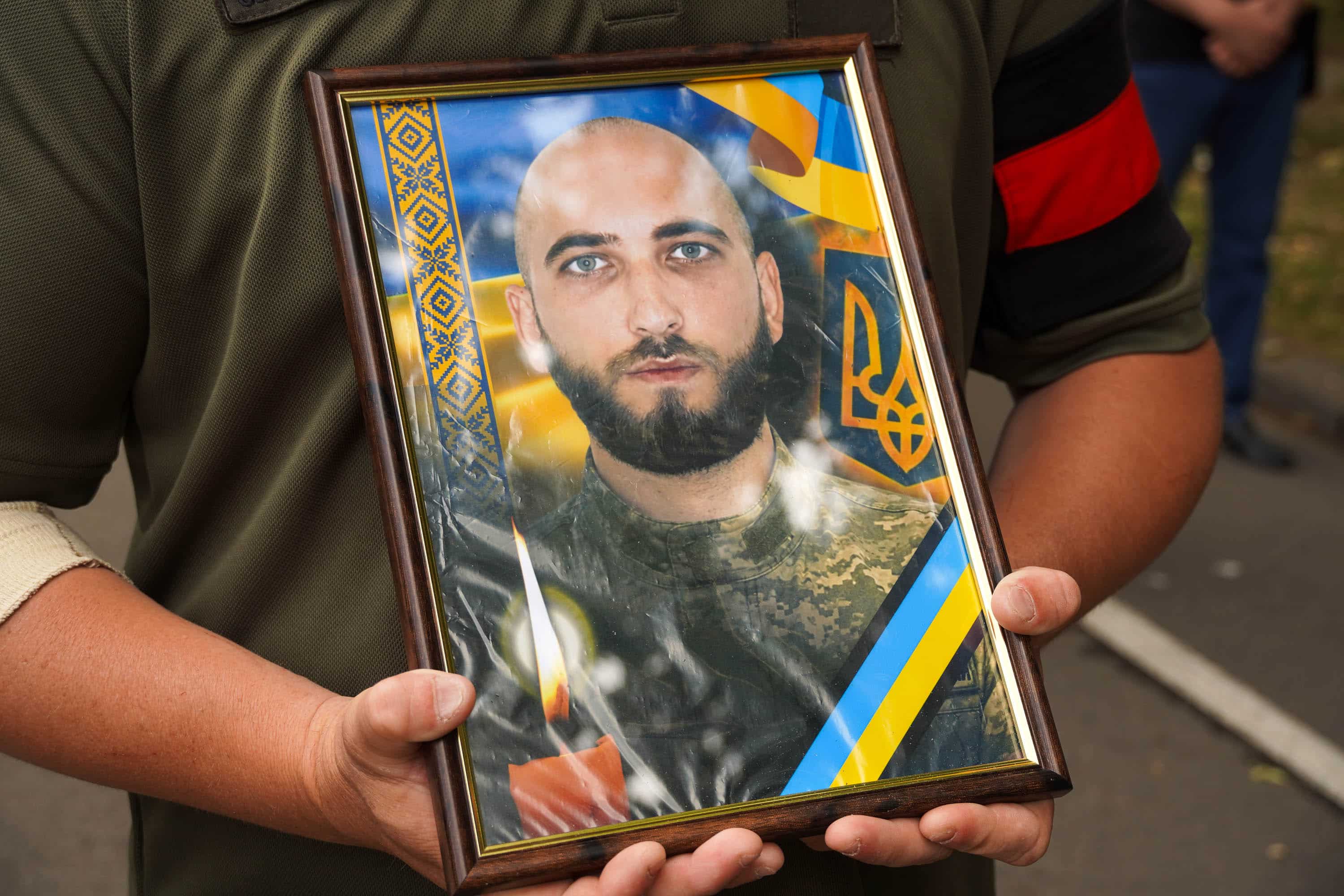Наше місто сьогодні знову тужить, адже попрощалося зі своїм захисником – 31-річним солдатом Юрієм Легезою.