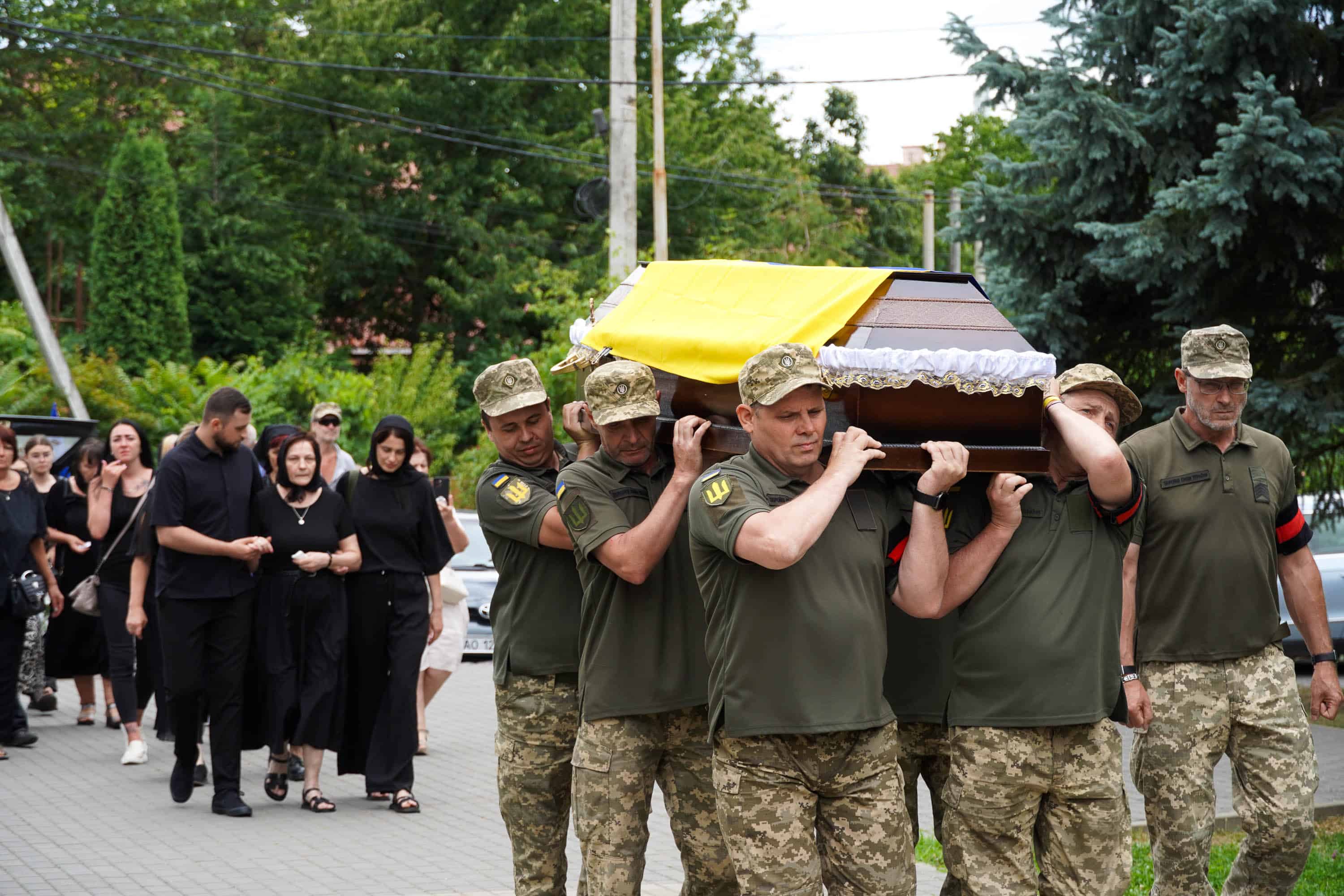 Наше місто сьогодні знову тужить, адже попрощалося зі своїм захисником – 31-річним солдатом Юрієм Легезою.