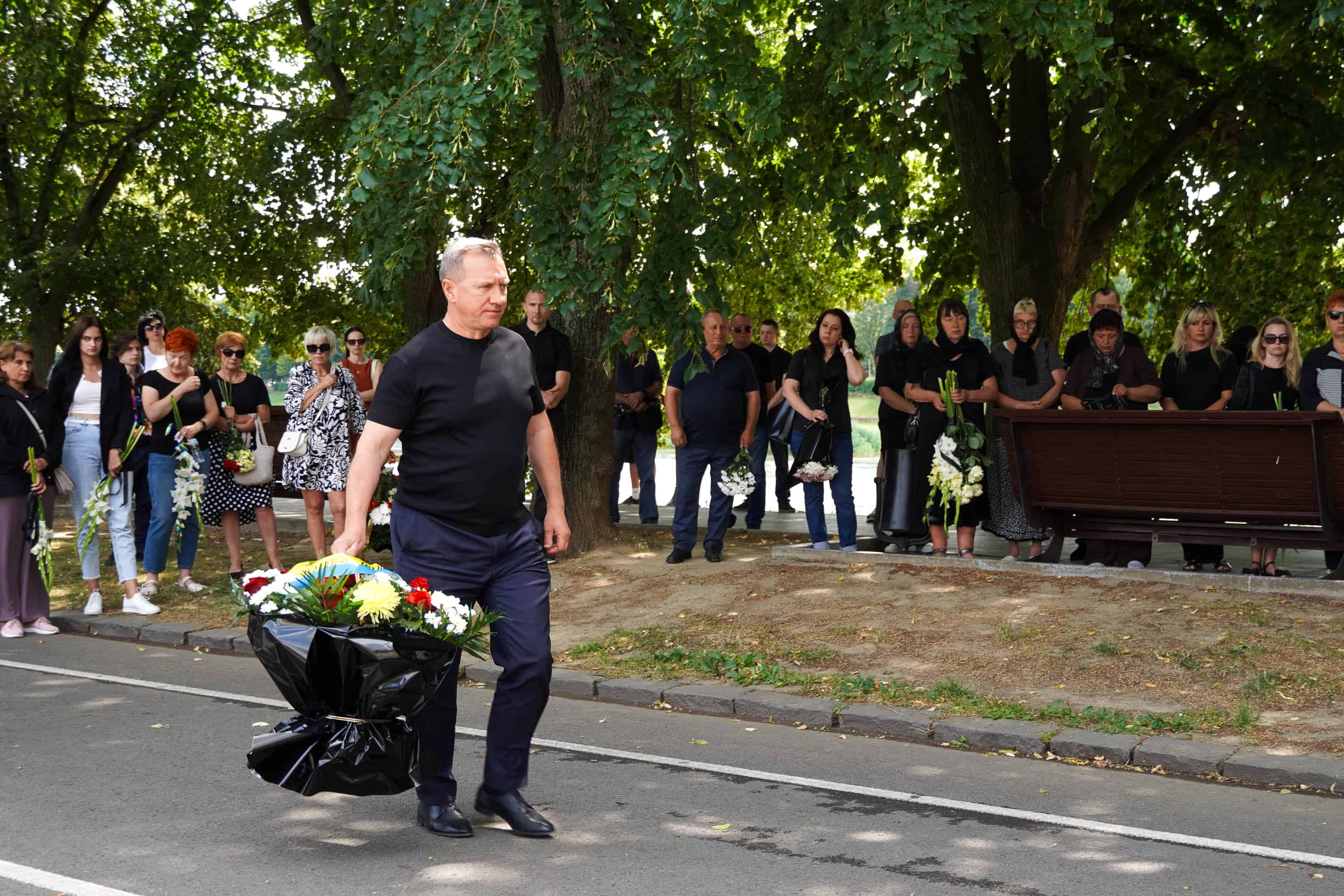 Наше місто сьогодні знову тужить, адже попрощалося зі своїм захисником – 31-річним солдатом Юрієм Легезою.
