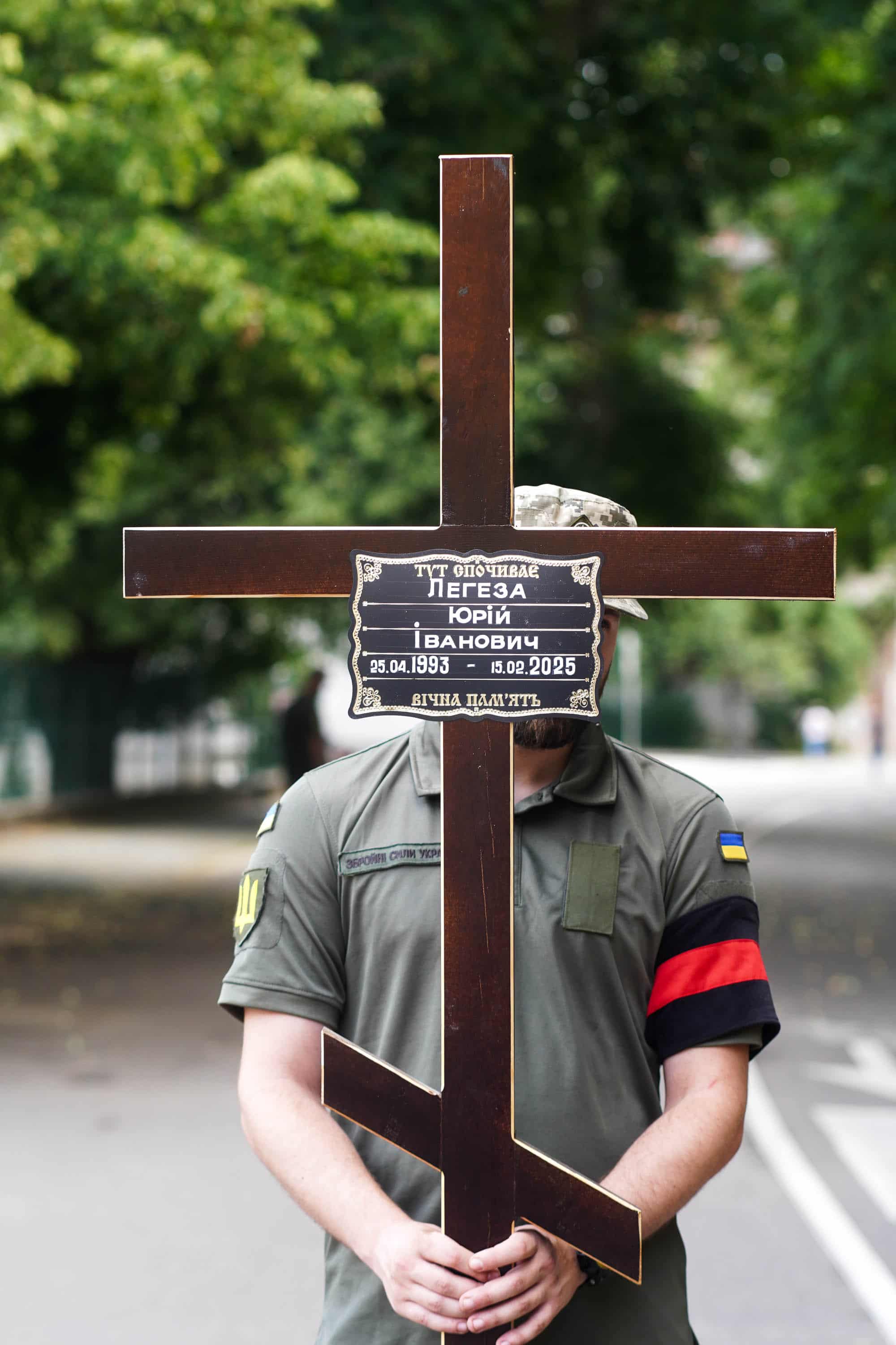 Наше місто сьогодні знову тужить, адже попрощалося зі своїм захисником – 31-річним солдатом Юрієм Легезою.