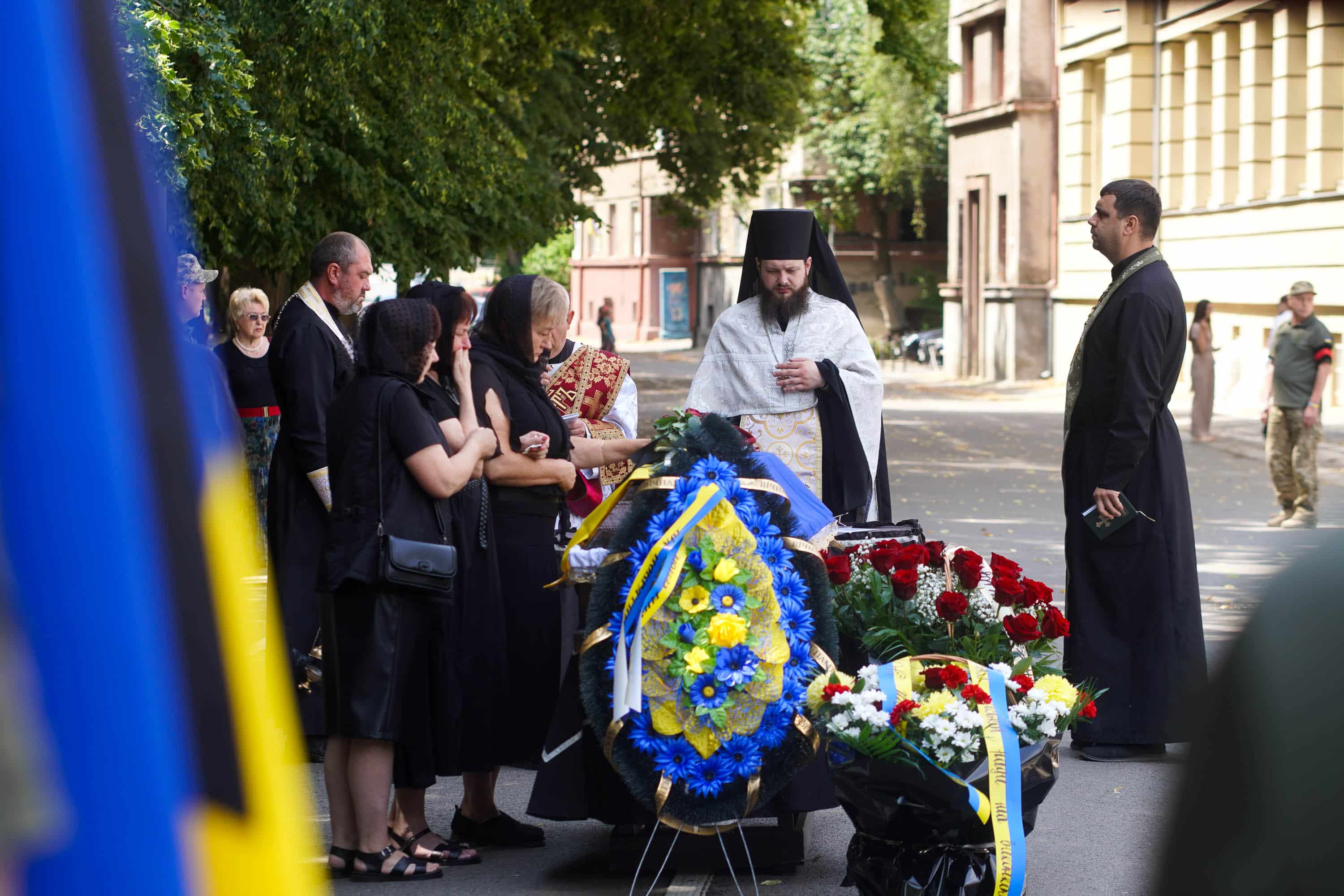 Наше місто сьогодні знову тужить, адже попрощалося зі своїм захисником – 31-річним солдатом Юрієм Легезою.