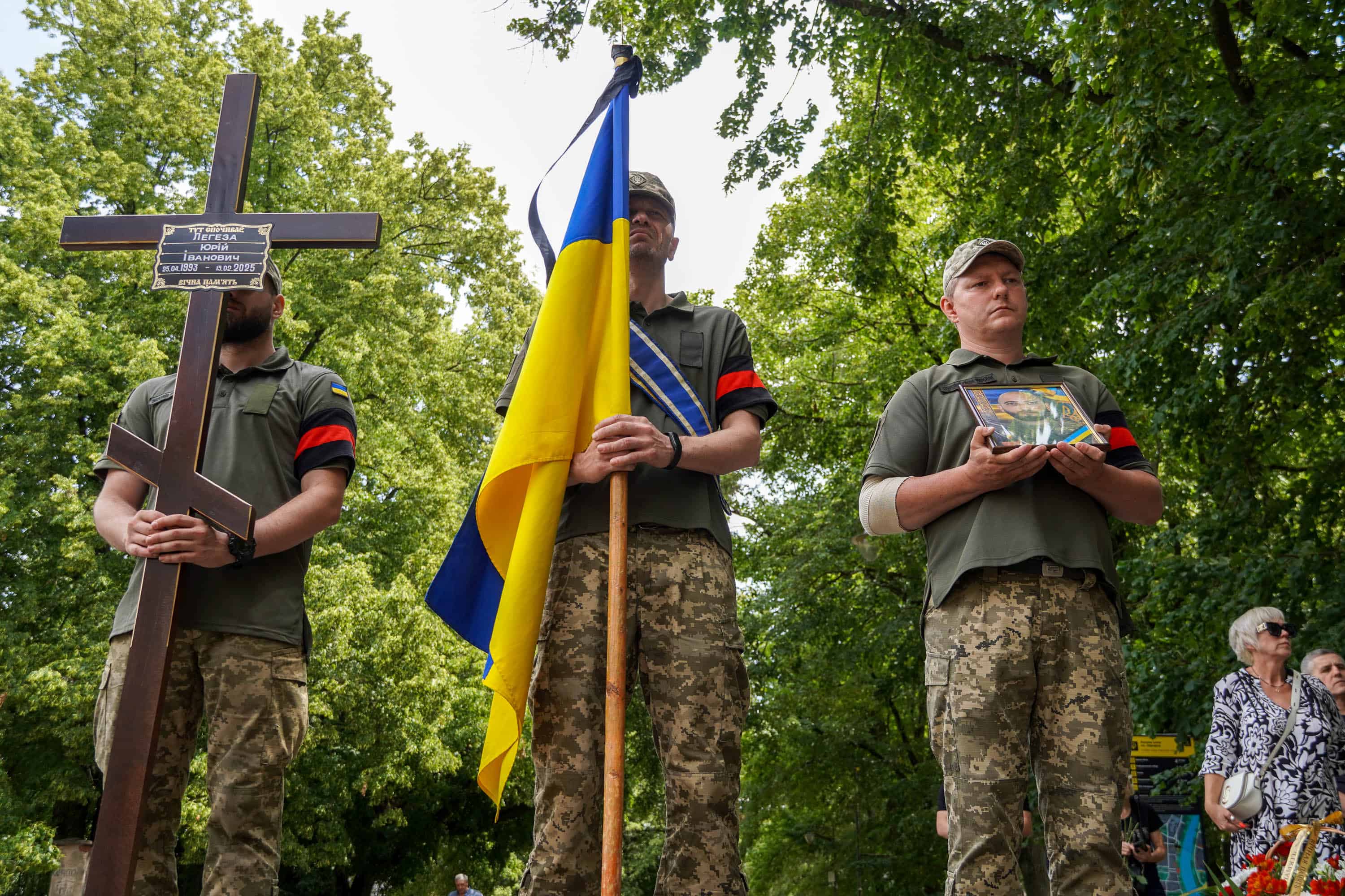 Наше місто сьогодні знову тужить, адже попрощалося зі своїм захисником – 31-річним солдатом Юрієм Легезою.