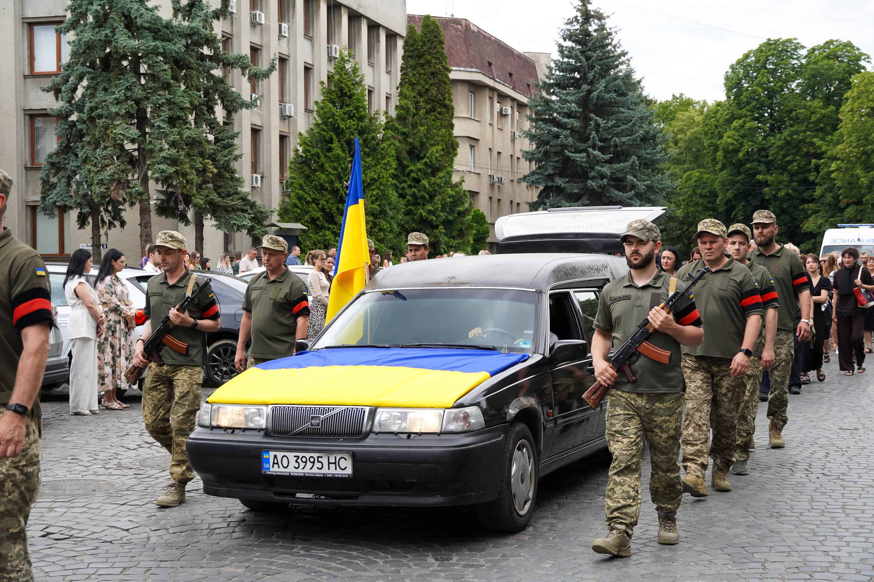 Наше місто сьогодні знову тужить, адже попрощалося зі своїм захисником – 31-річним солдатом Юрієм Легезою.
