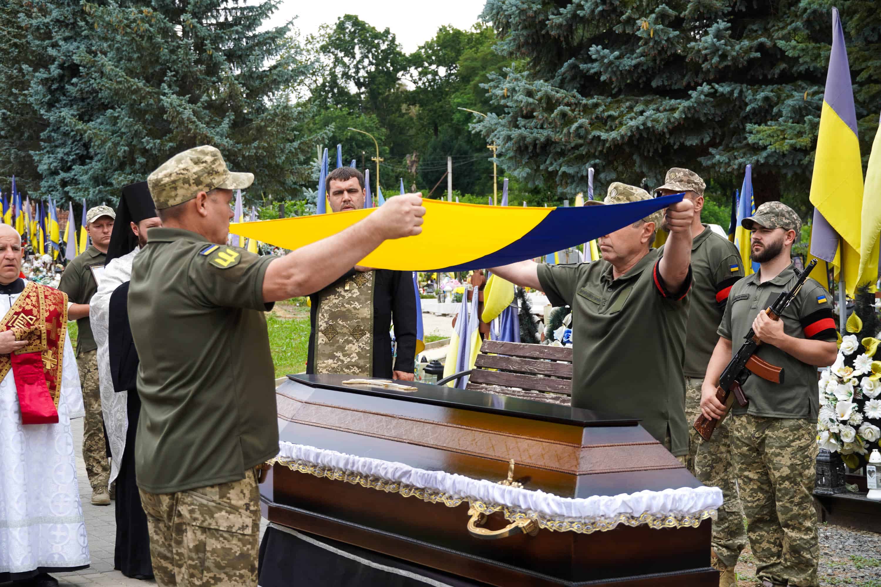 Наше місто сьогодні знову тужить, адже попрощалося зі своїм захисником – 31-річним солдатом Юрієм Легезою.