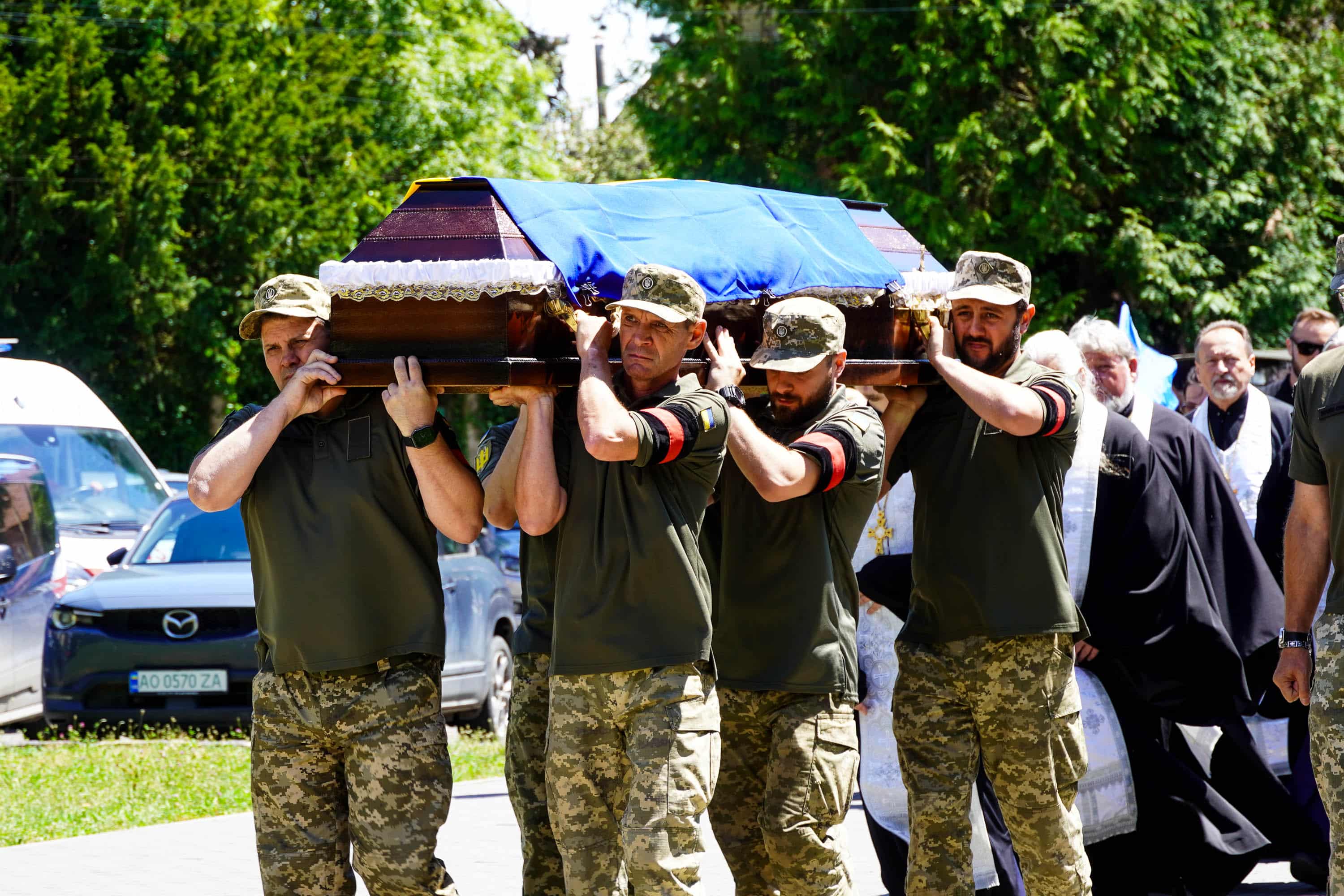 В Ужгороді сьогодні попрощалися із молодшим сержантом Сергієм Бабилею