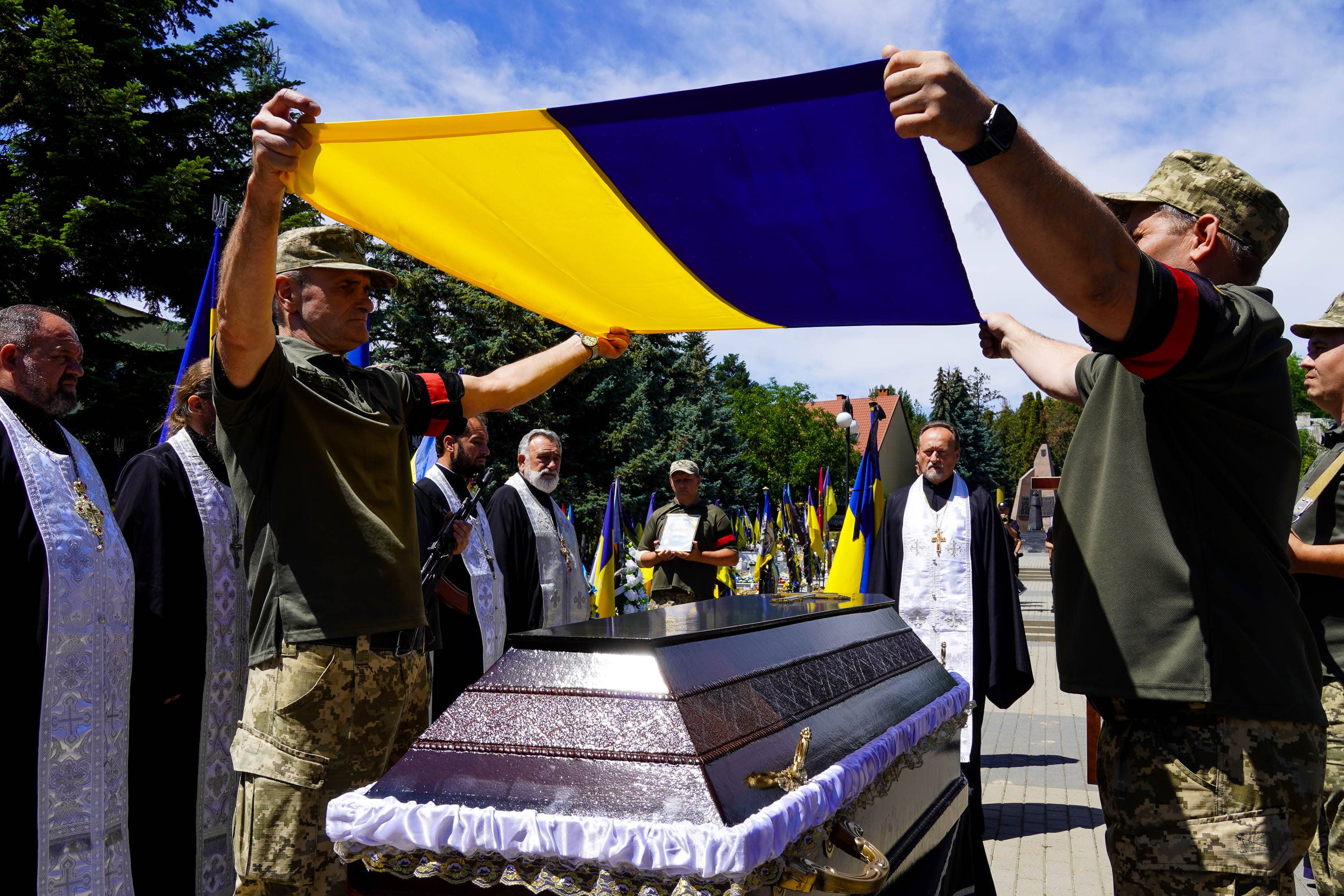 В Ужгороді сьогодні попрощалися із молодшим сержантом Сергієм Бабилею
