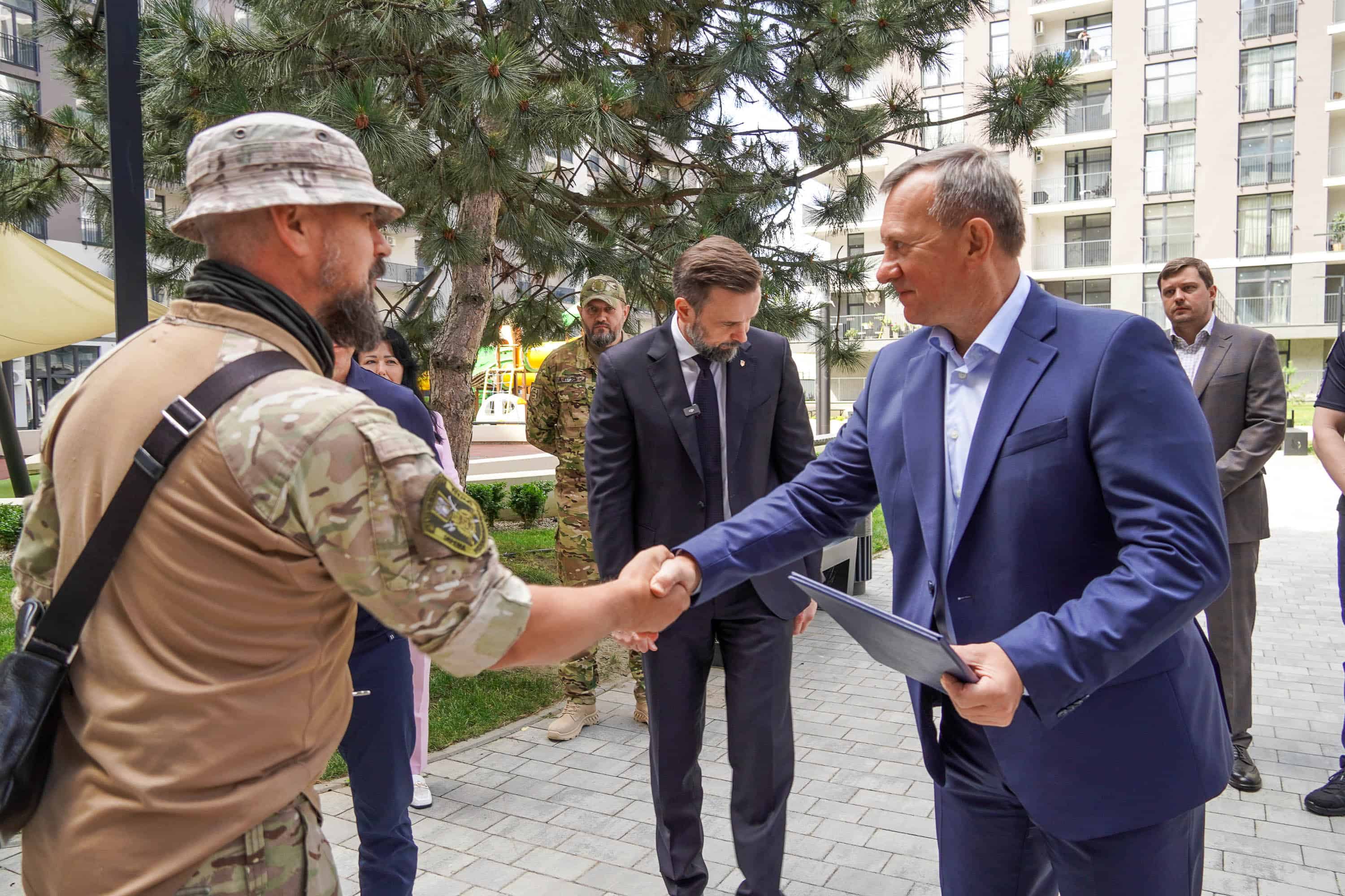 Ще три родини військовослужбовців отримали власне житло в Ужгороді