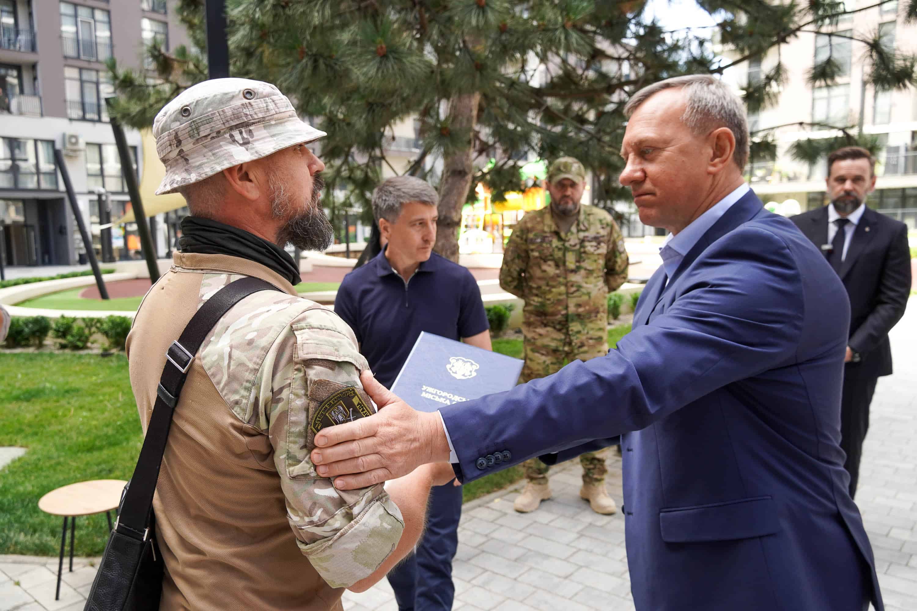Ще три родини військовослужбовців отримали власне житло в Ужгороді