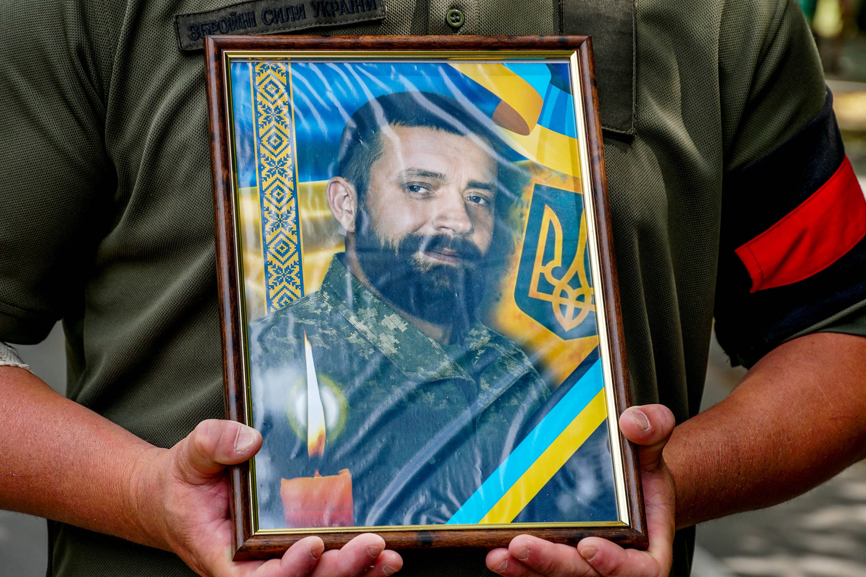 Сьогодні Ужгород провів в останню земну дорогу захисника – 44-річного солдата Василя Мартина