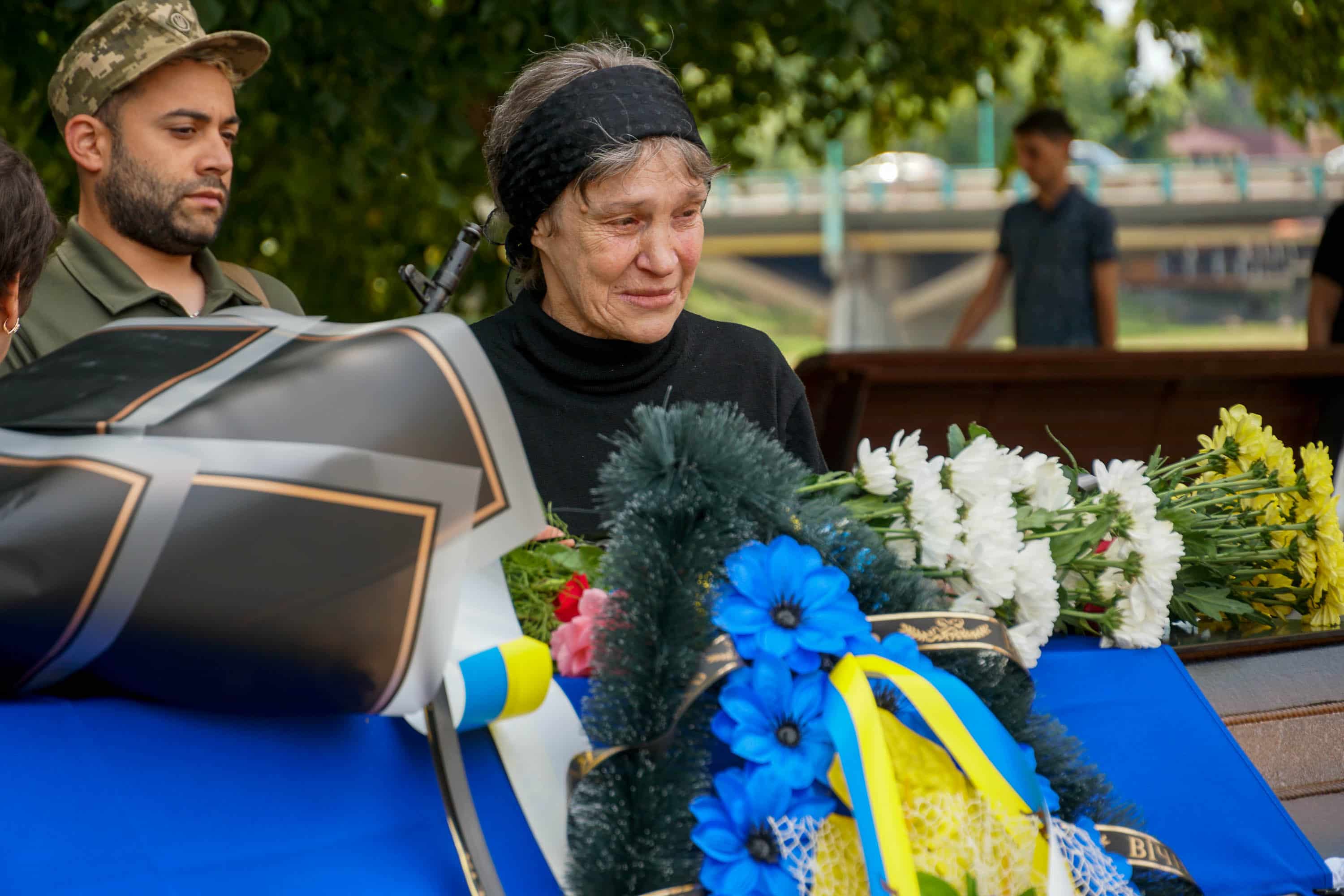 Сьогодні Ужгород провів в останню земну дорогу захисника – 44-річного солдата Василя Мартина