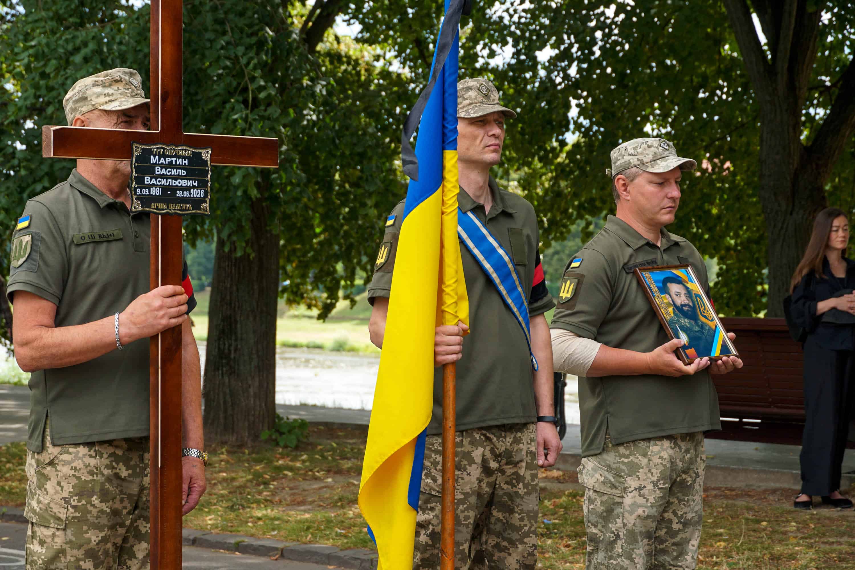 Сьогодні Ужгород провів в останню земну дорогу захисника – 44-річного солдата Василя Мартина