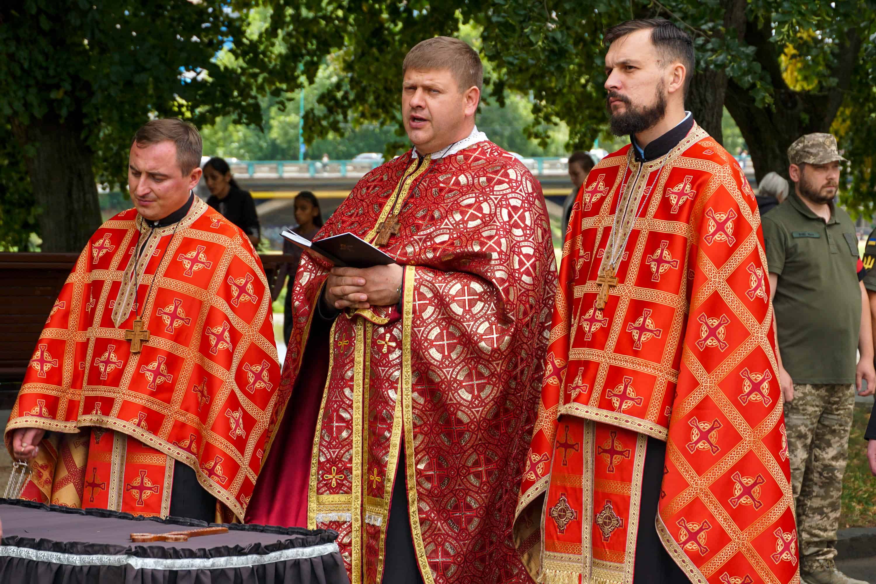Сьогодні Ужгород провів в останню земну дорогу захисника – 44-річного солдата Василя Мартина
