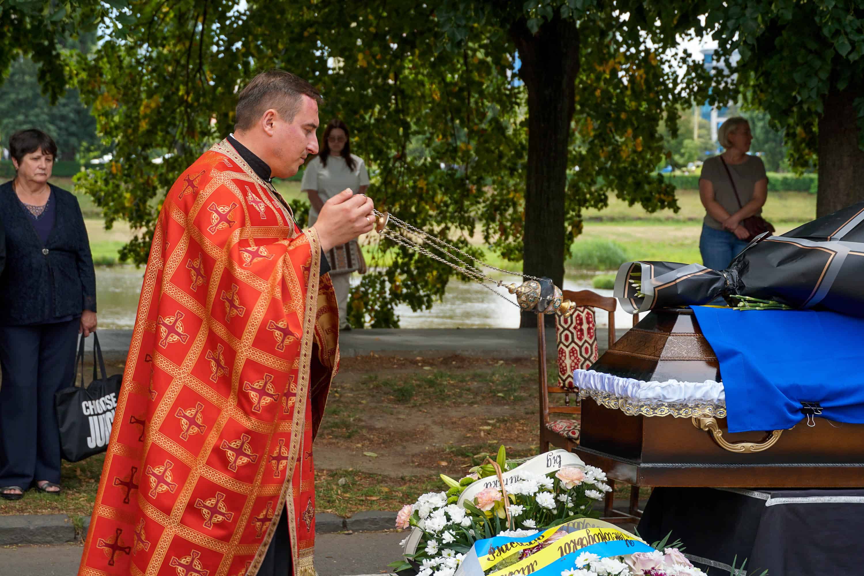 Сьогодні Ужгород провів в останню земну дорогу захисника – 44-річного солдата Василя Мартина