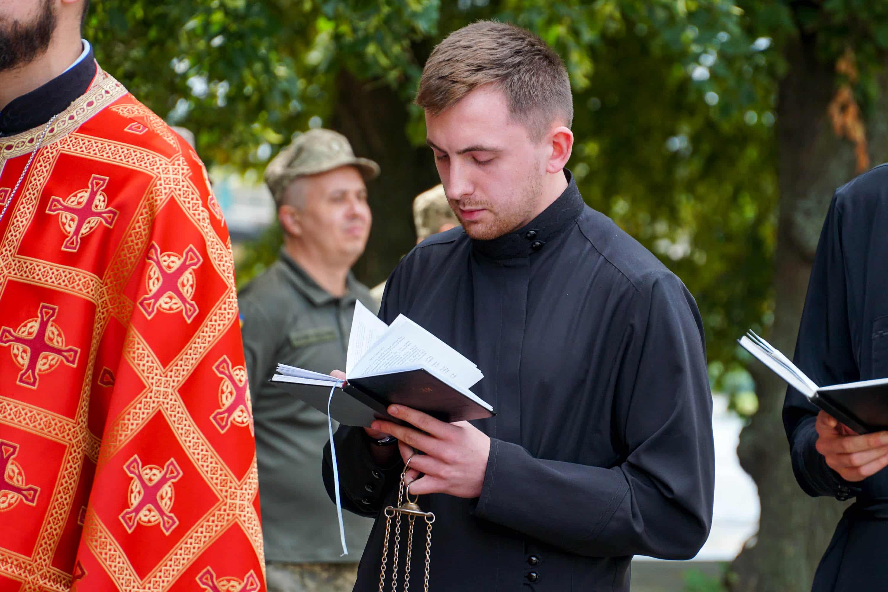 Сьогодні Ужгород провів в останню земну дорогу захисника – 44-річного солдата Василя Мартина
