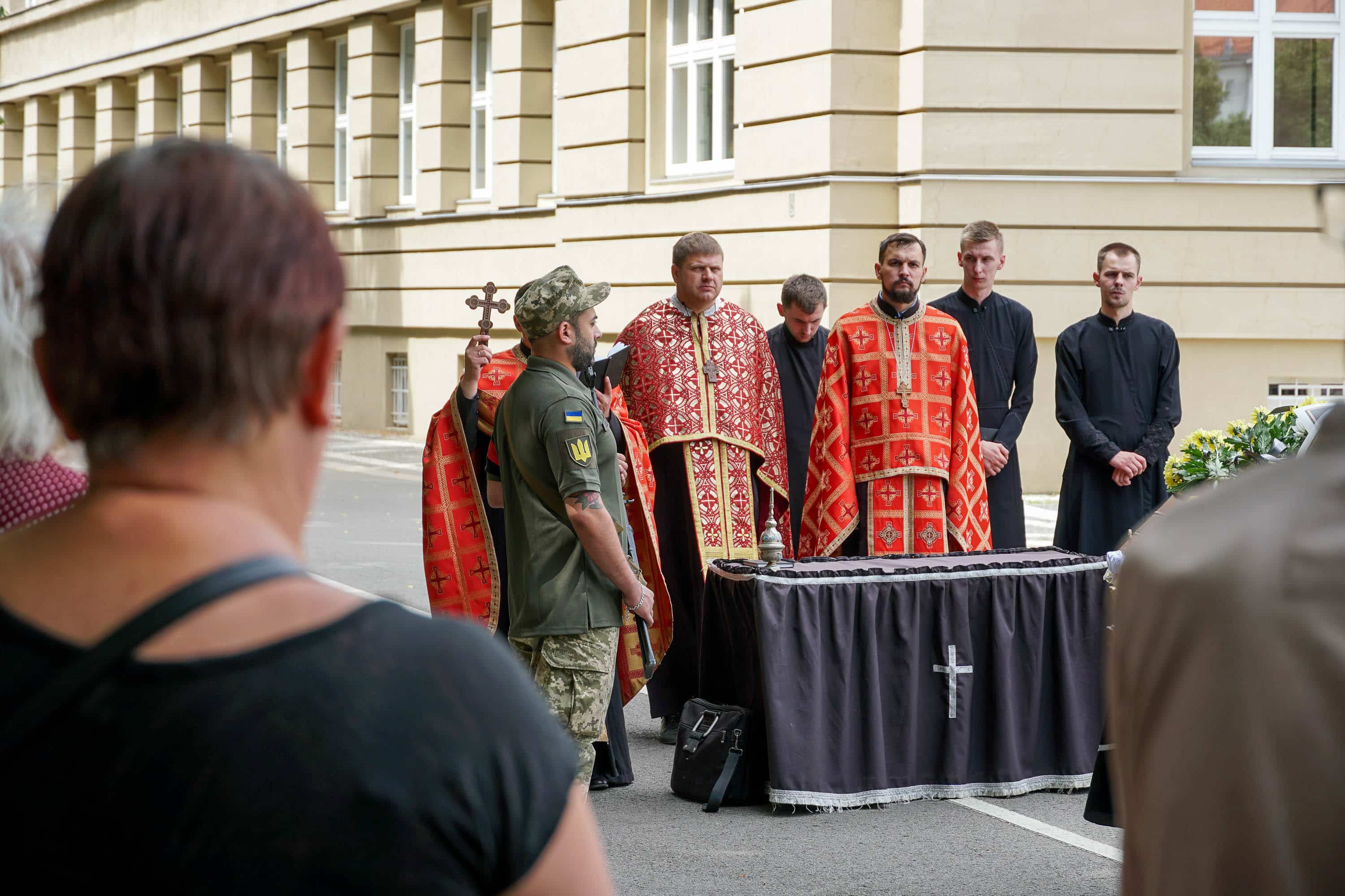 Сьогодні Ужгород провів в останню земну дорогу захисника – 44-річного солдата Василя Мартина