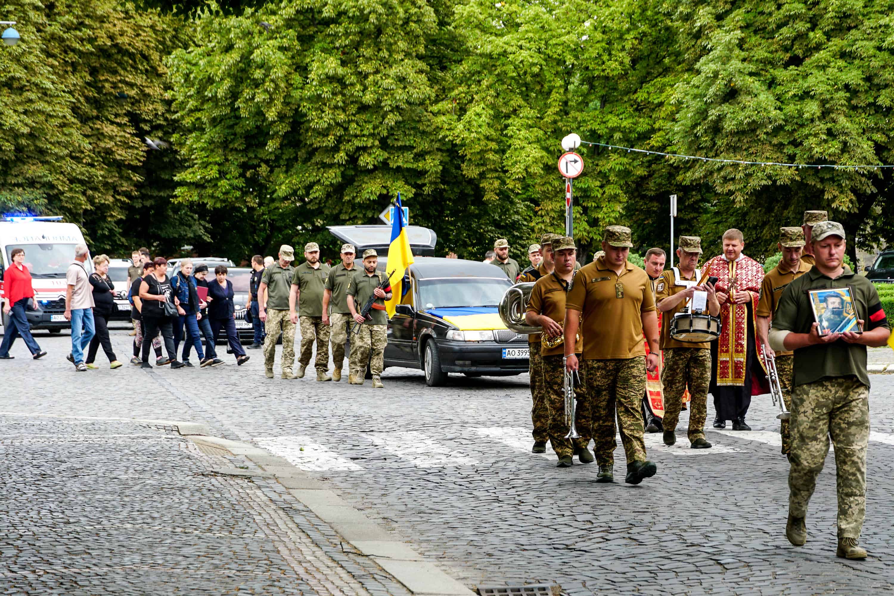Сьогодні Ужгород провів в останню земну дорогу захисника – 44-річного солдата Василя Мартина