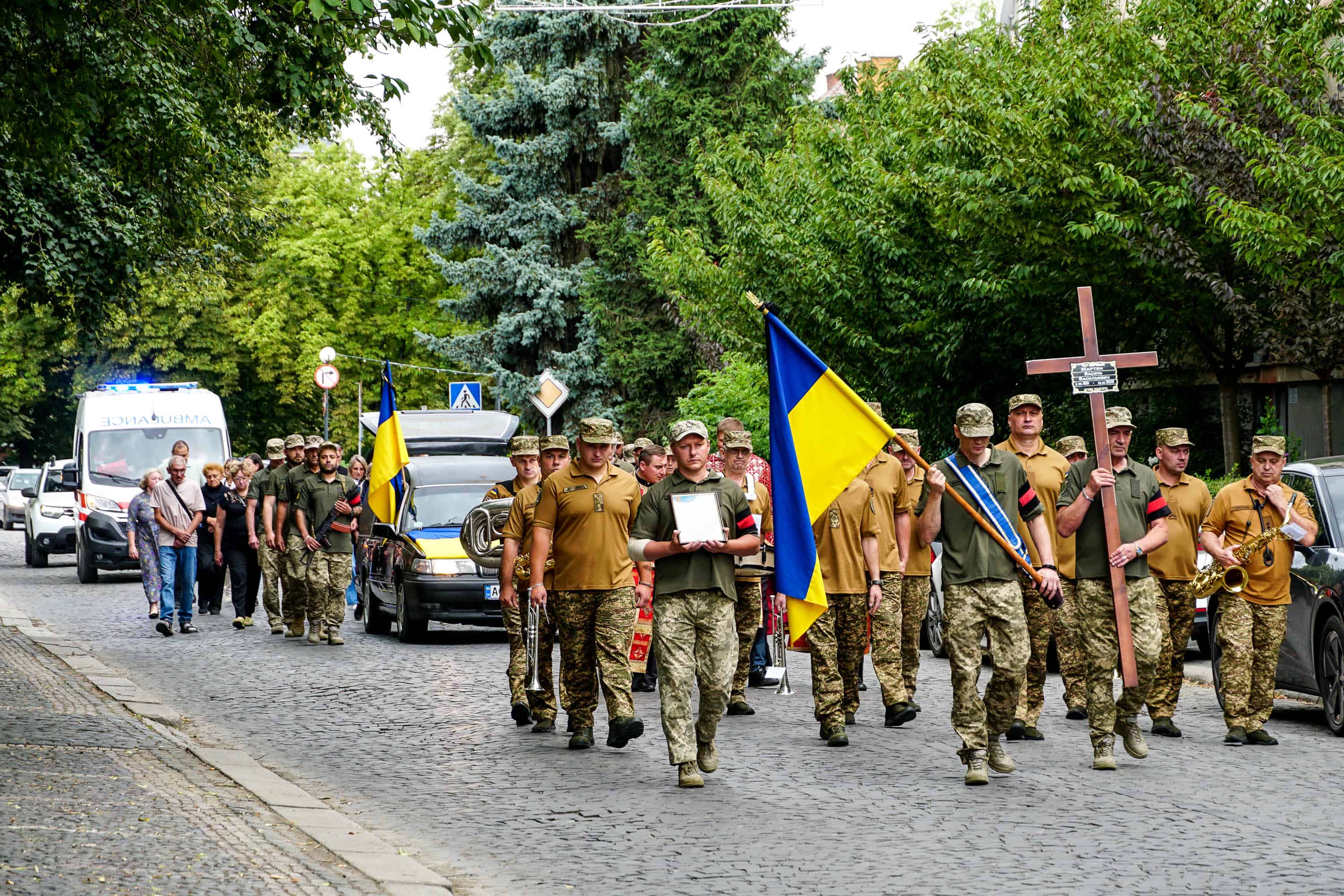 Сьогодні Ужгород провів в останню земну дорогу захисника – 44-річного солдата Василя Мартина