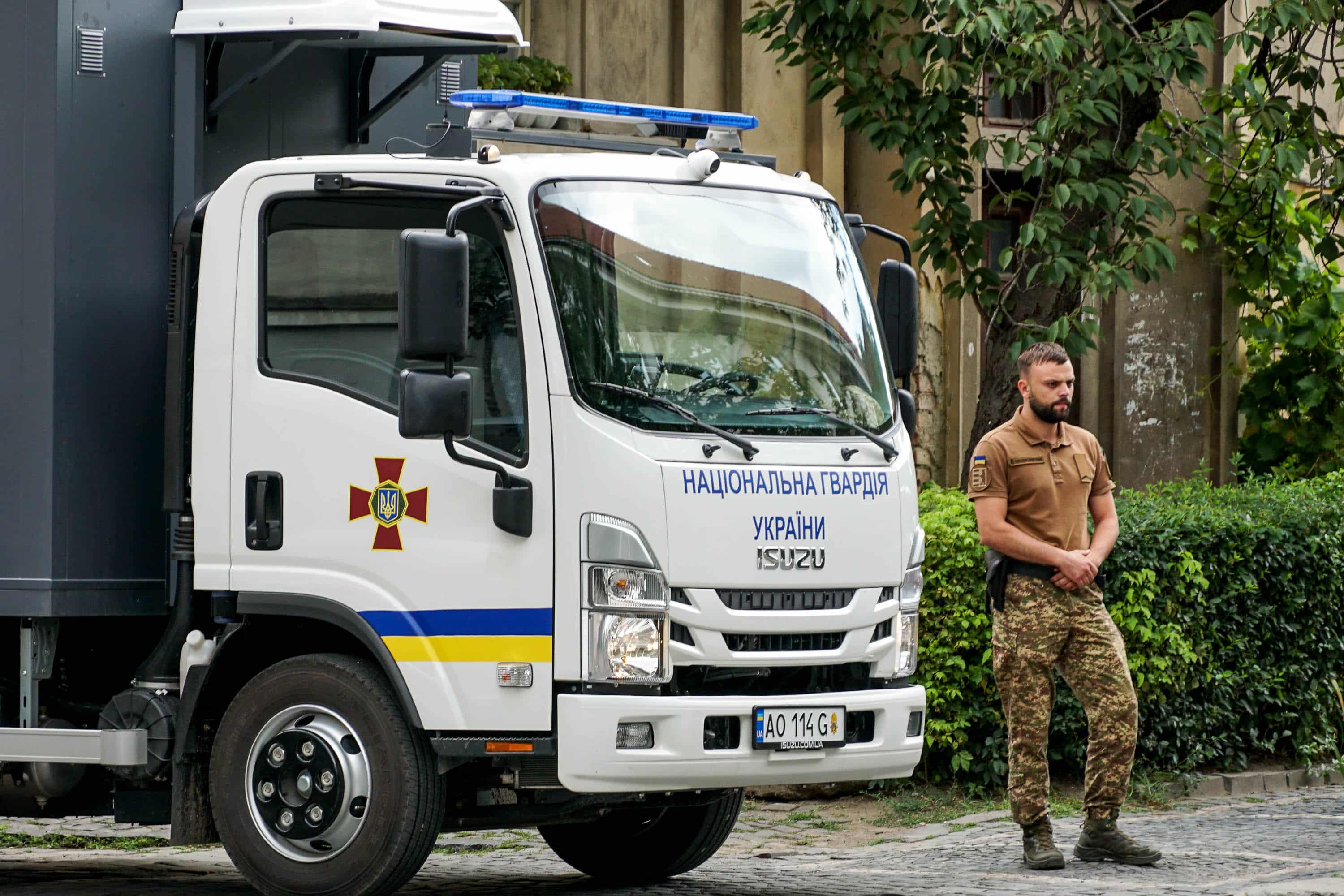 Сьогодні Ужгород провів в останню земну дорогу захисника – 44-річного солдата Василя Мартина