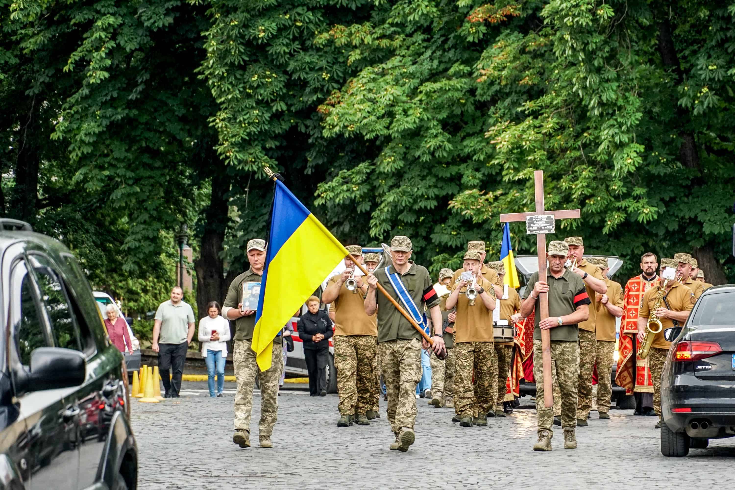 Сьогодні Ужгород провів в останню земну дорогу захисника – 44-річного солдата Василя Мартина