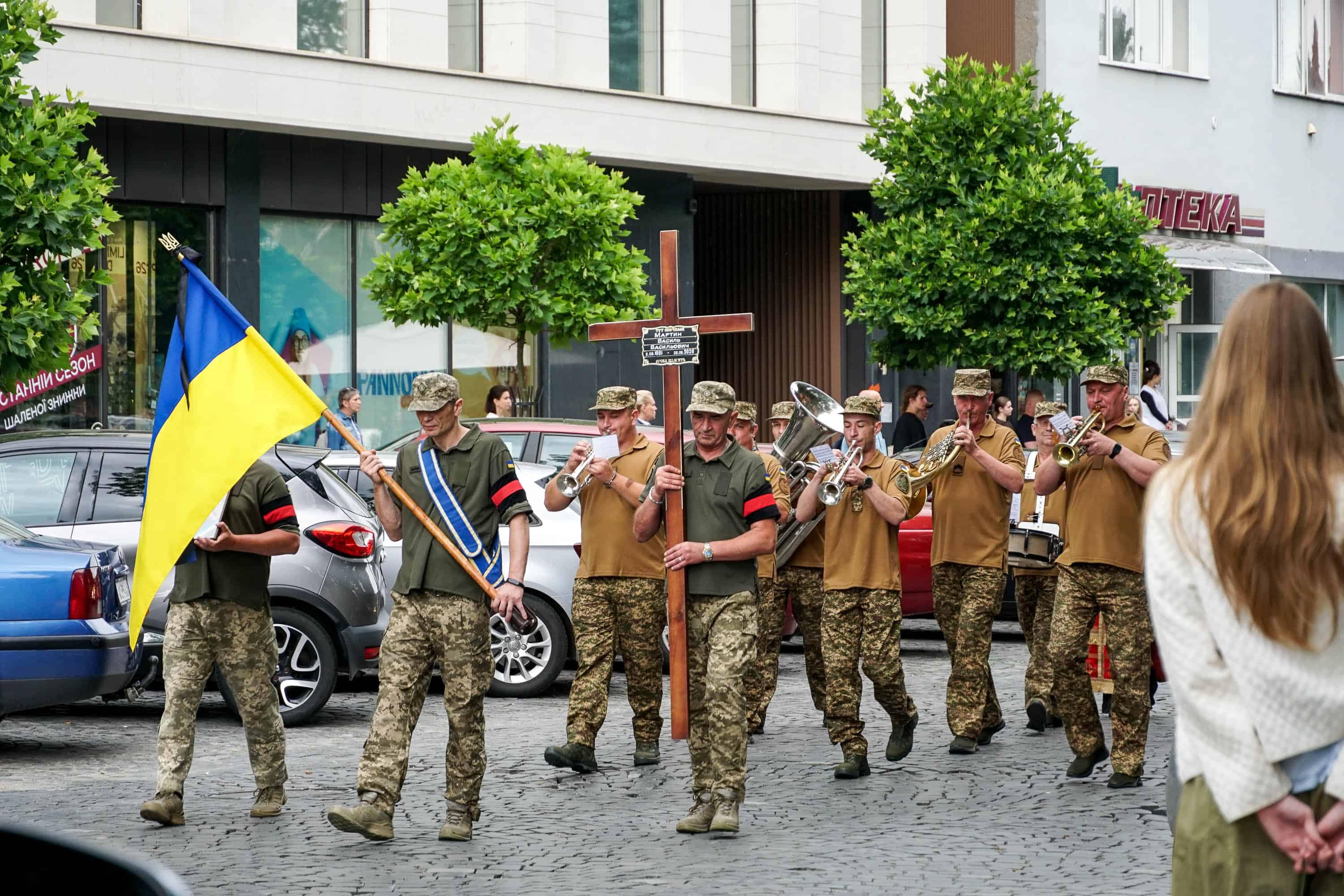 Сьогодні Ужгород провів в останню земну дорогу захисника – 44-річного солдата Василя Мартина