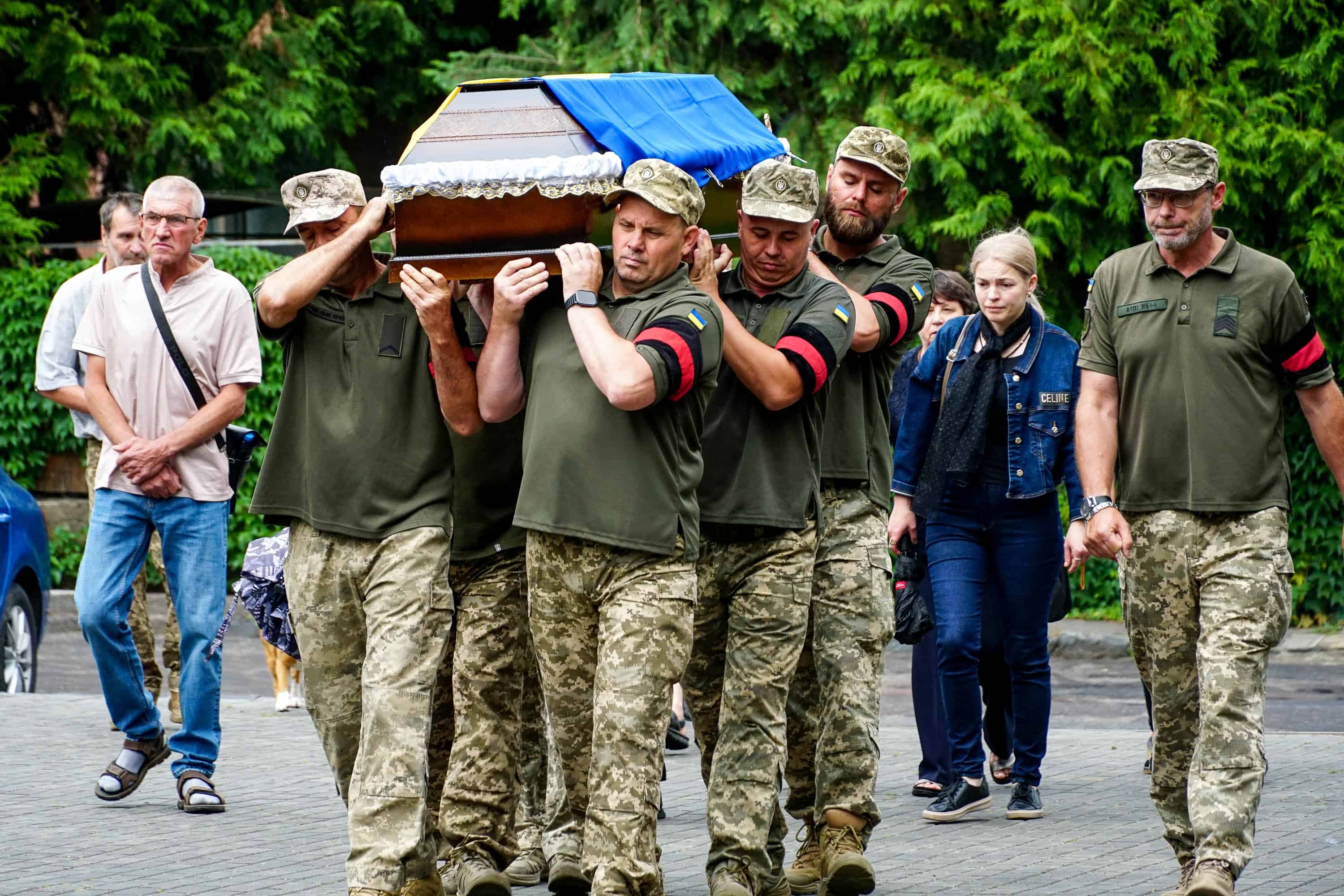 Сьогодні Ужгород провів в останню земну дорогу захисника – 44-річного солдата Василя Мартина