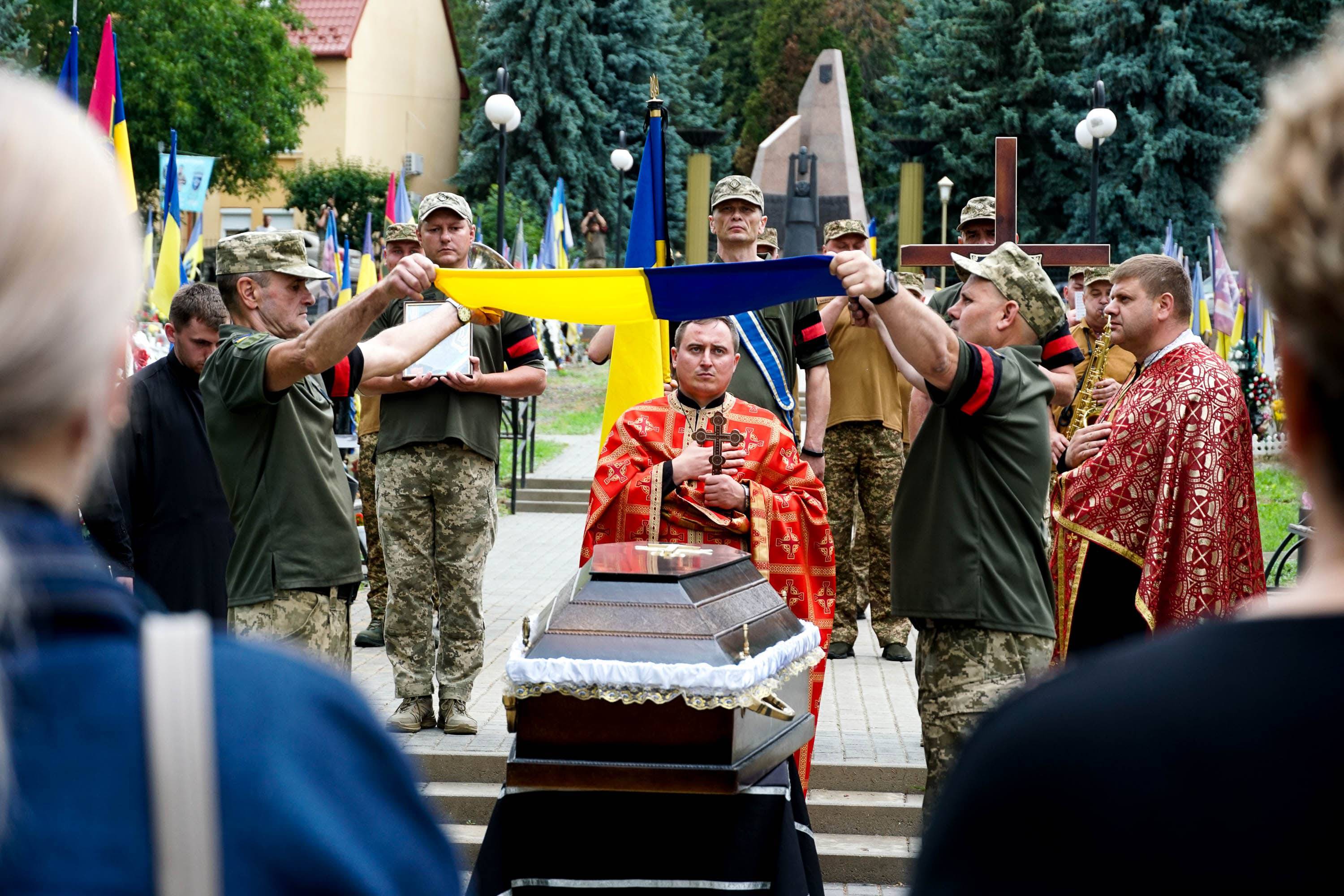 Сьогодні Ужгород провів в останню земну дорогу захисника – 44-річного солдата Василя Мартина
