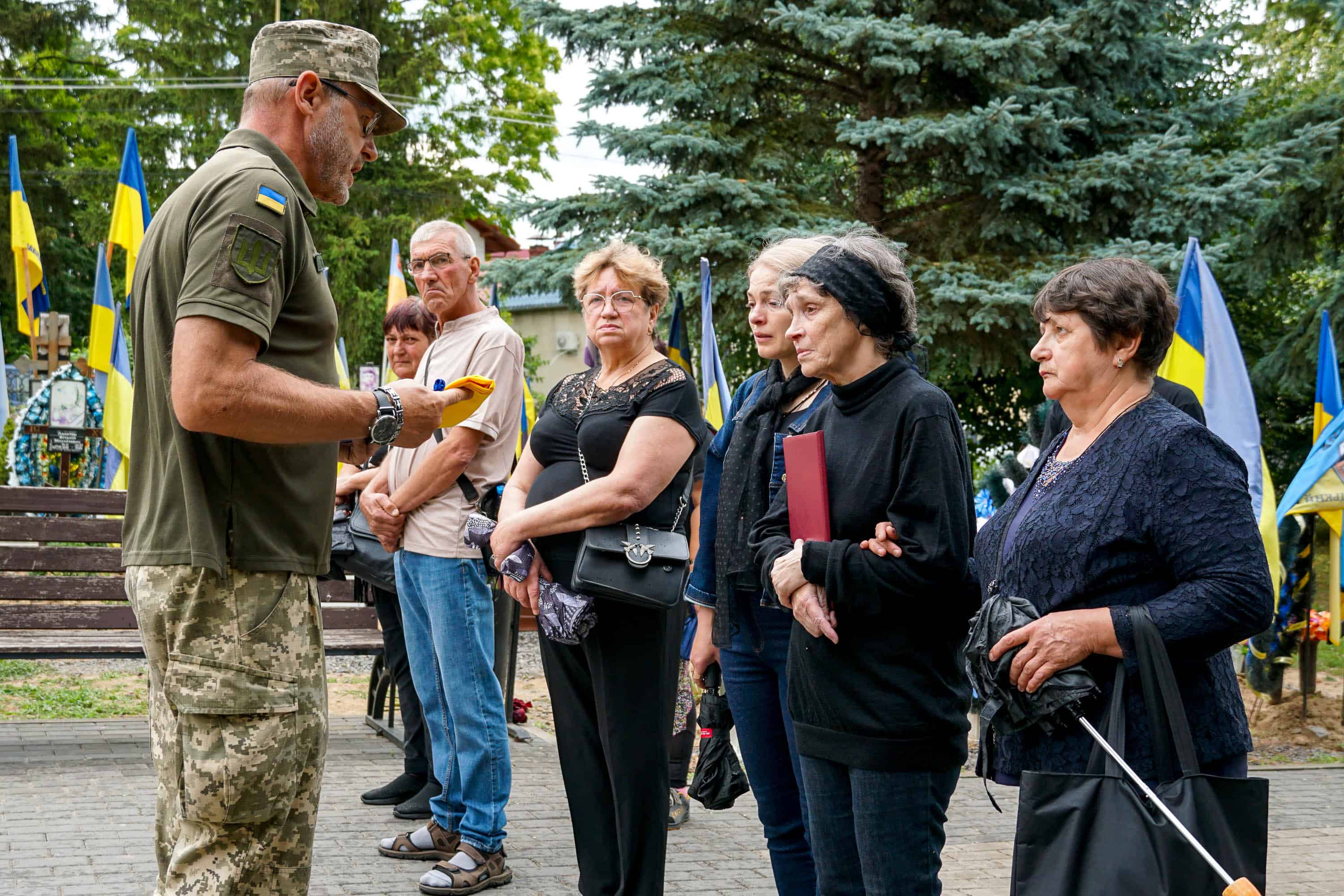 Сьогодні Ужгород провів в останню земну дорогу захисника – 44-річного солдата Василя Мартина