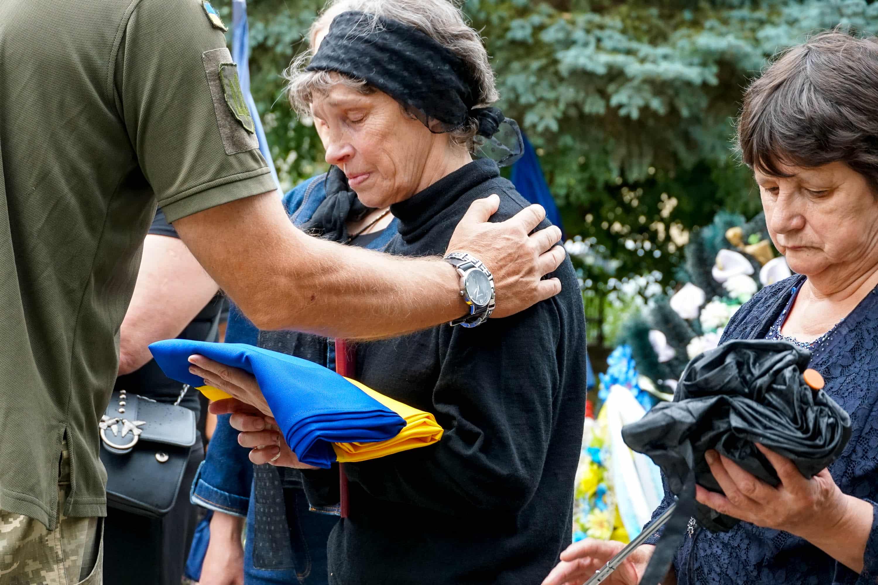 Сьогодні Ужгород провів в останню земну дорогу захисника – 44-річного солдата Василя Мартина