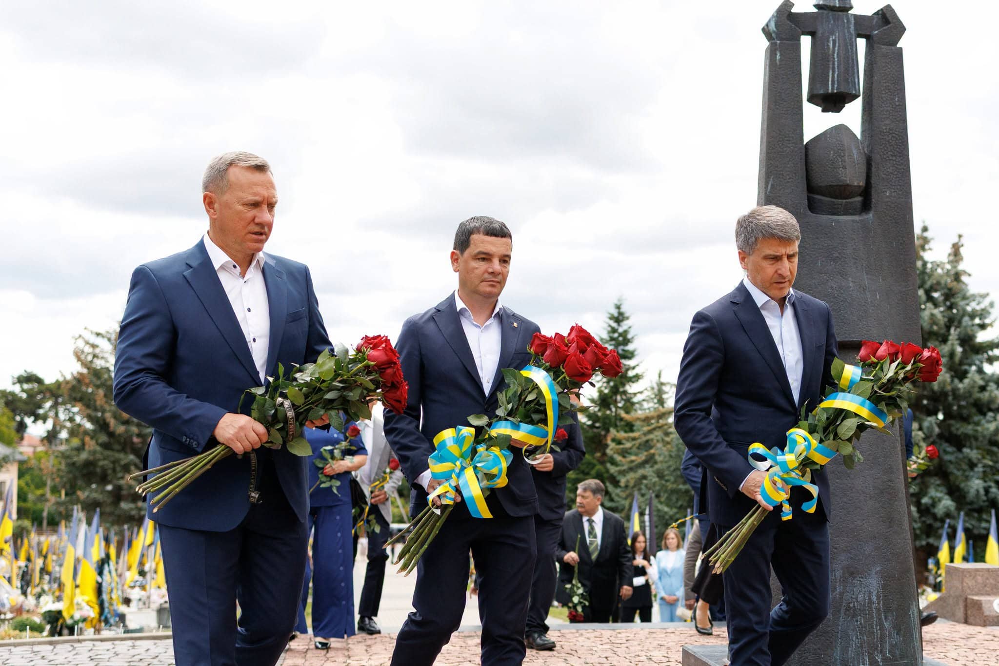 Омбудсмени України та Угорщини провели зустріч в Ужгороді та вшанували пам'ять полеглих Героїв