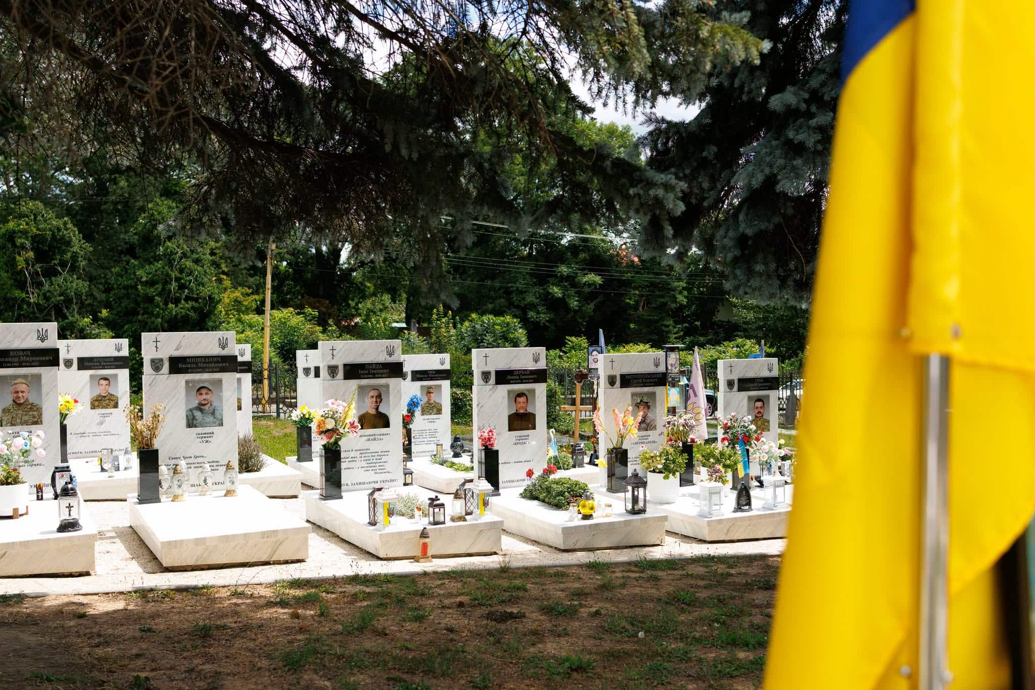 Омбудсмени України та Угорщини провели зустріч в Ужгороді та вшанували пам'ять полеглих Героїв