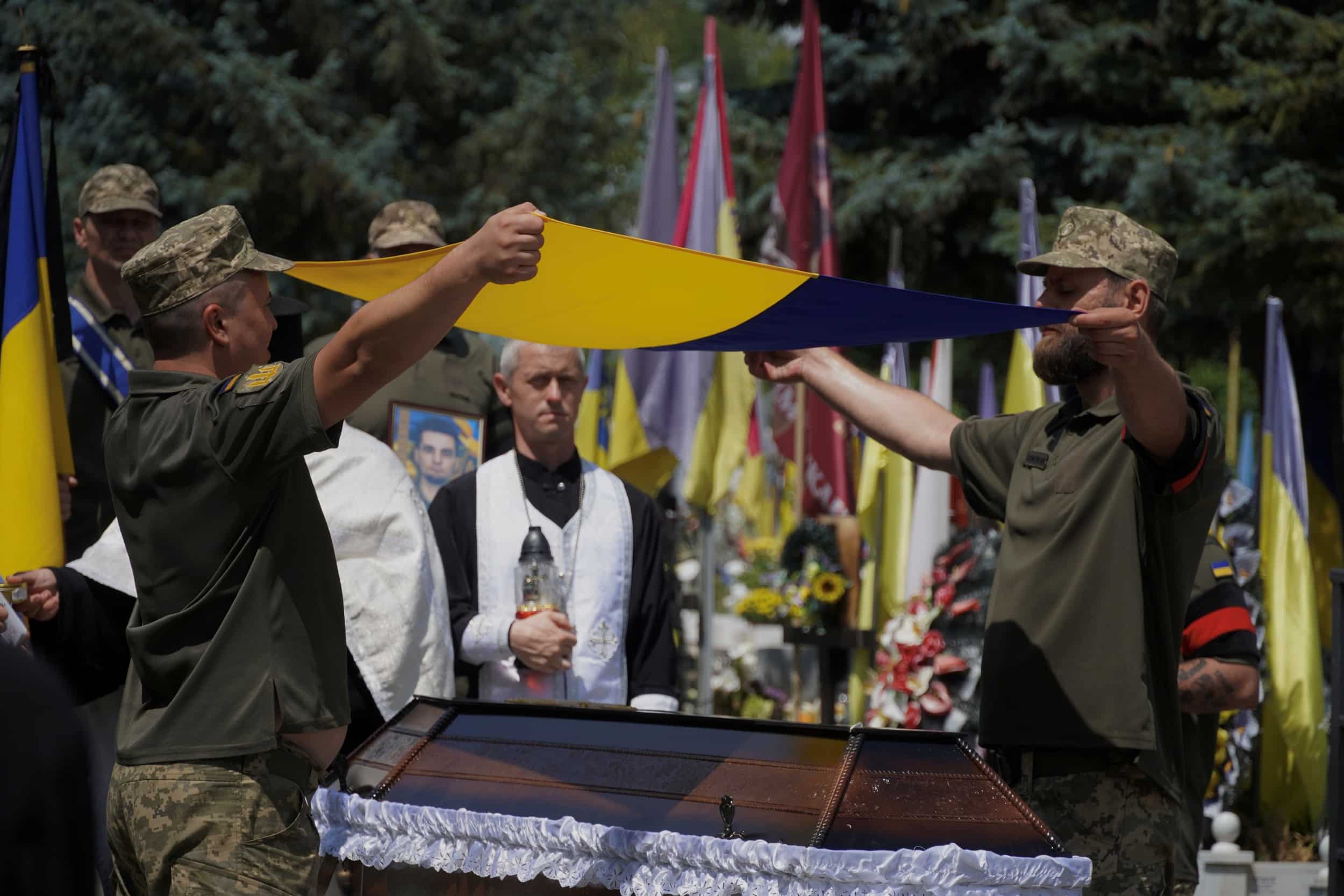 Сьогодні в Ужгороді віддали останню шану 32-річному солдату Володимиру Жупіку
