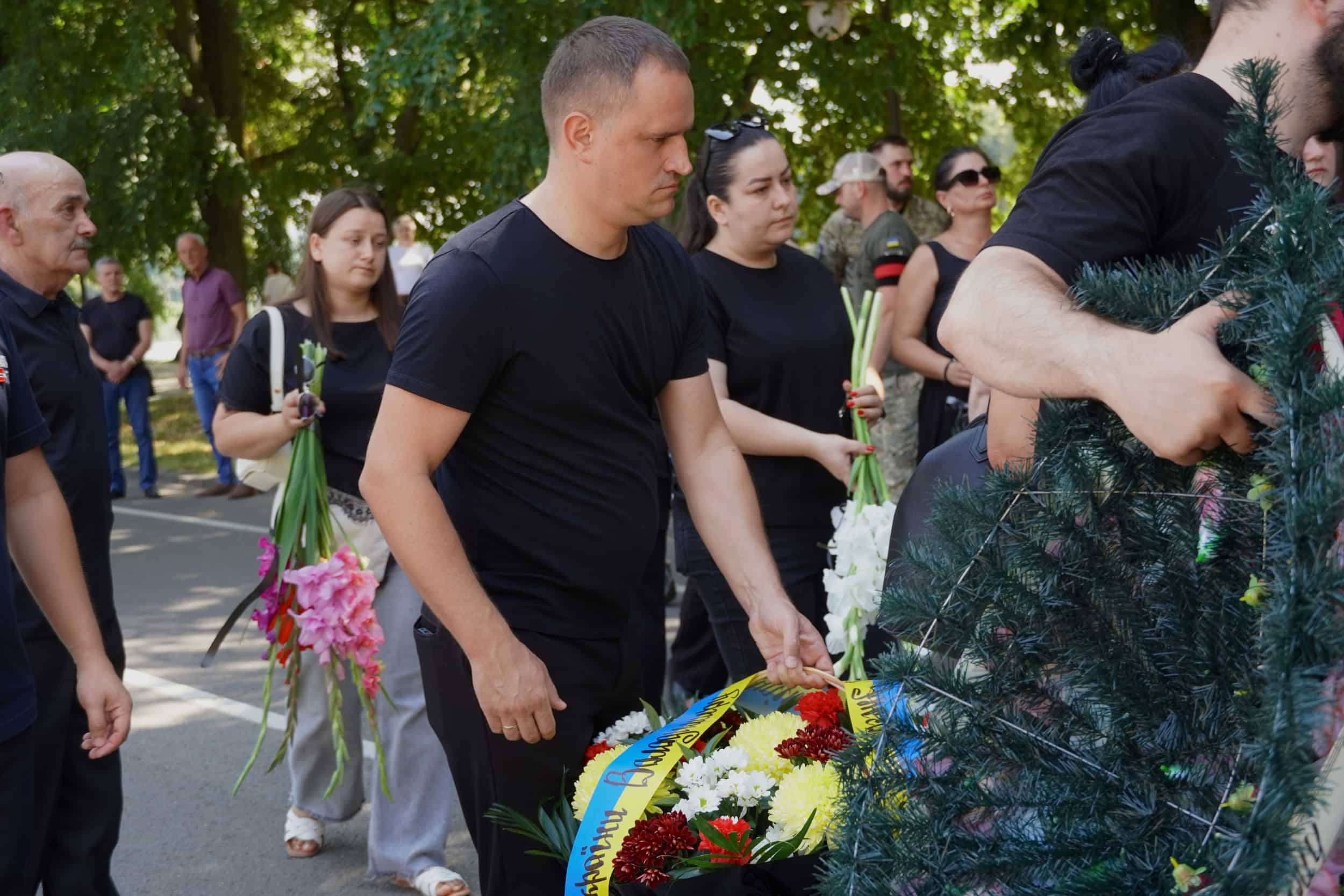 Сьогодні в Ужгороді віддали останню шану 32-річному солдату Володимиру Жупіку