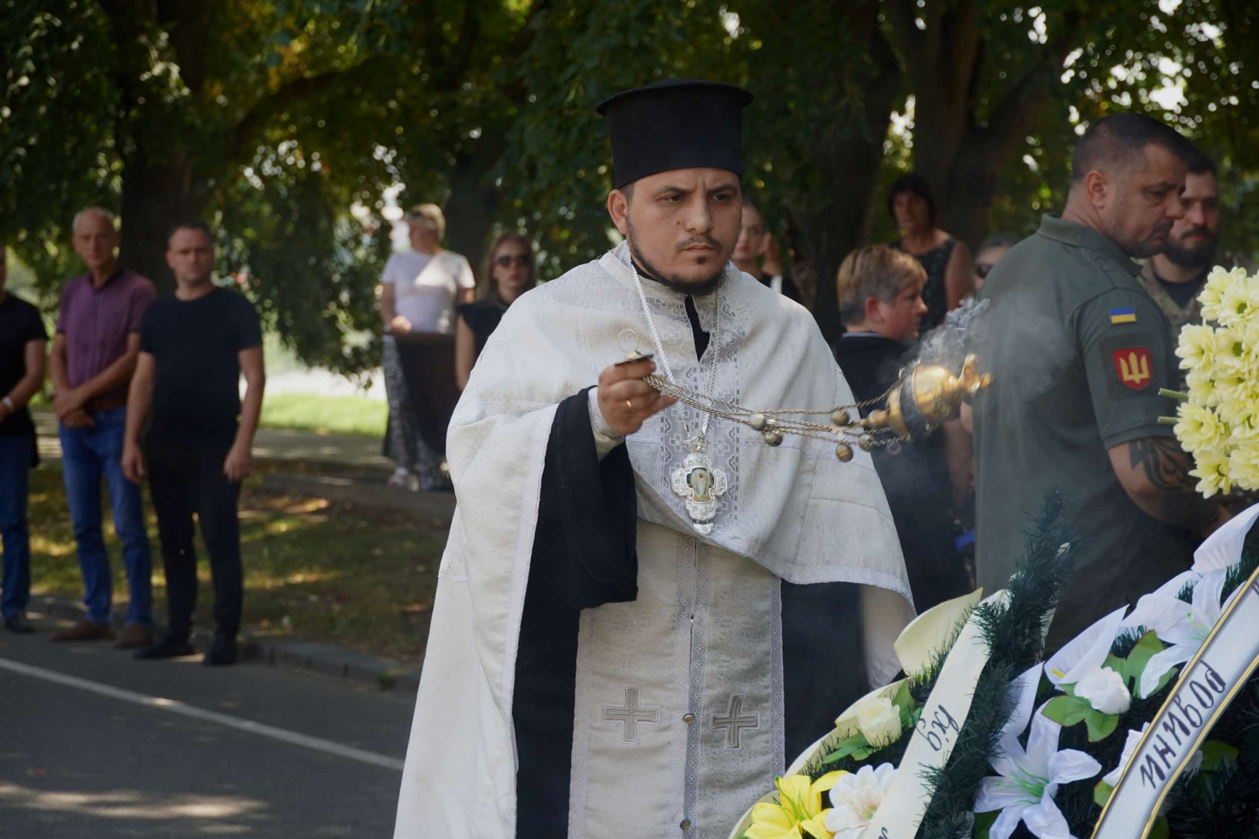 Сьогодні в Ужгороді віддали останню шану 32-річному солдату Володимиру Жупіку