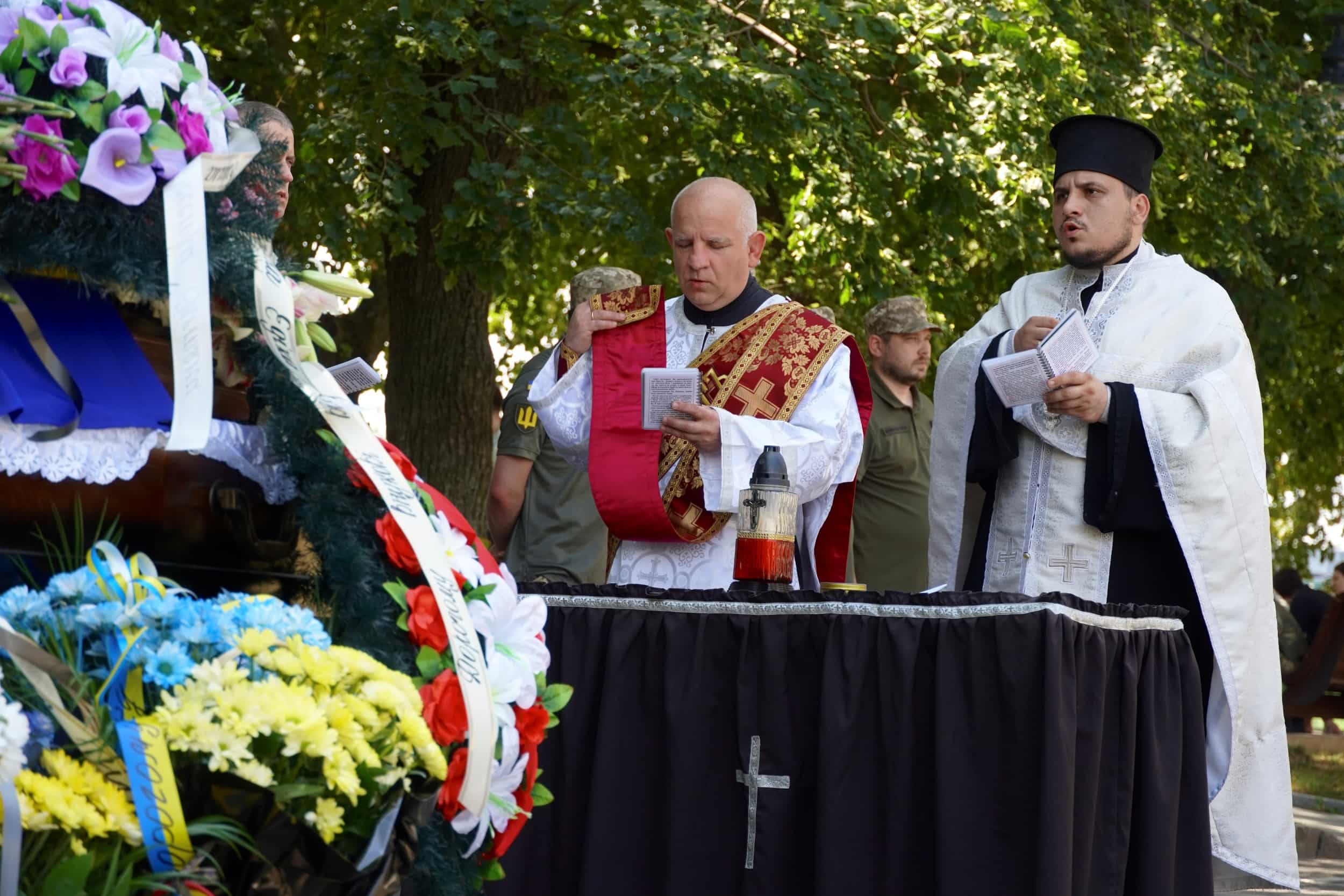 Сьогодні в Ужгороді віддали останню шану 32-річному солдату Володимиру Жупіку