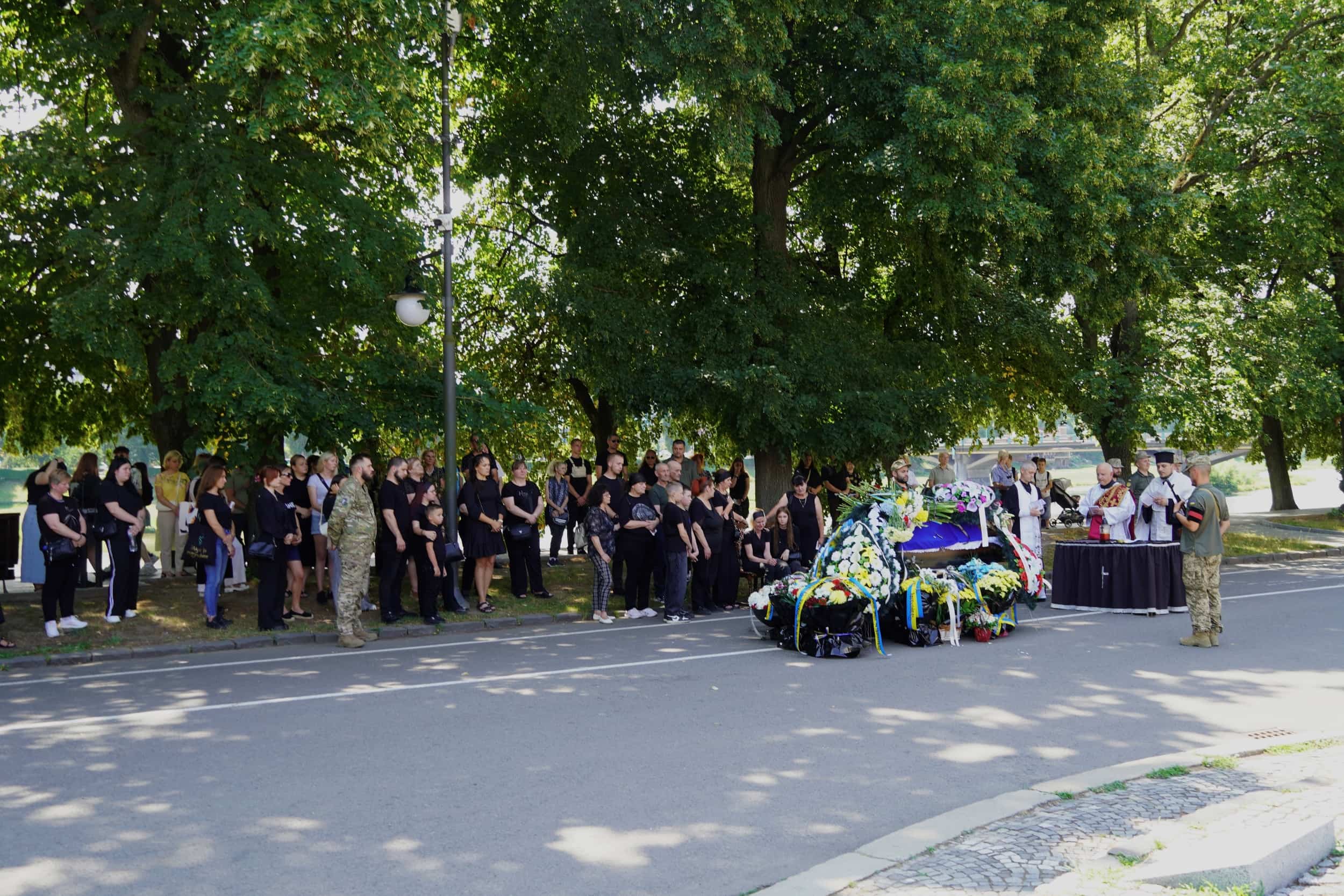 Сьогодні в Ужгороді віддали останню шану 32-річному солдату Володимиру Жупіку
