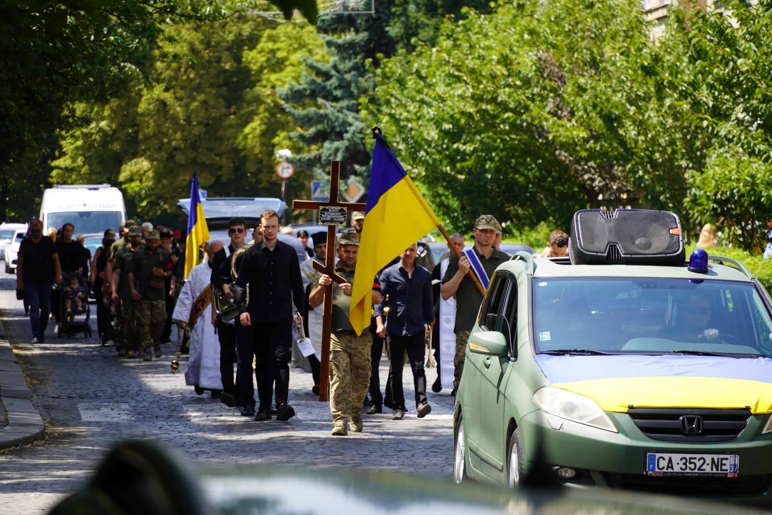 Сьогодні в Ужгороді віддали останню шану 32-річному солдату Володимиру Жупіку