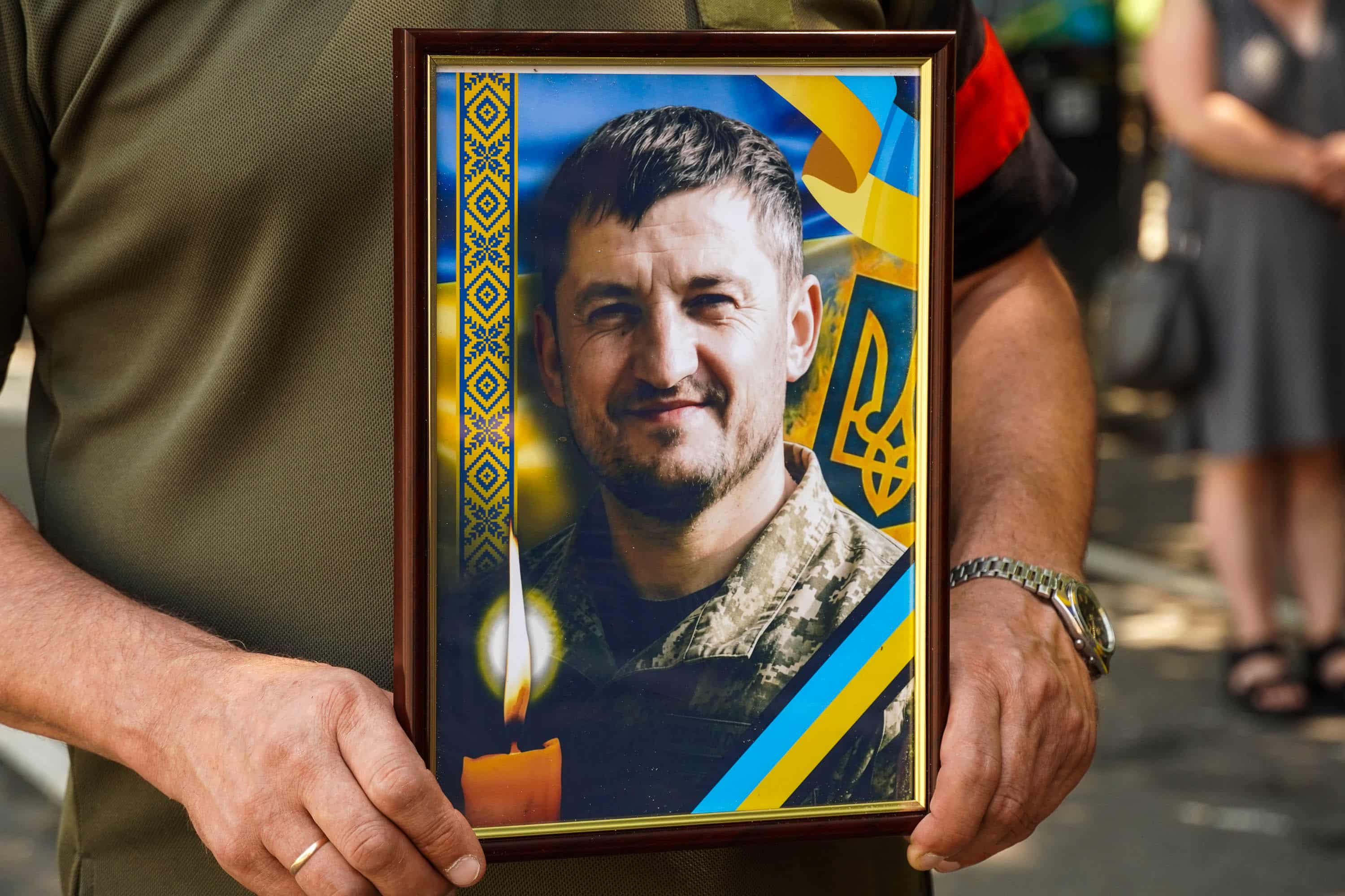 Сьогодні Ужгород провів в останню путь 43-річного військового – солдата Олега Матвієнка, який віддав життя, захищаючи Україну від російської агресії