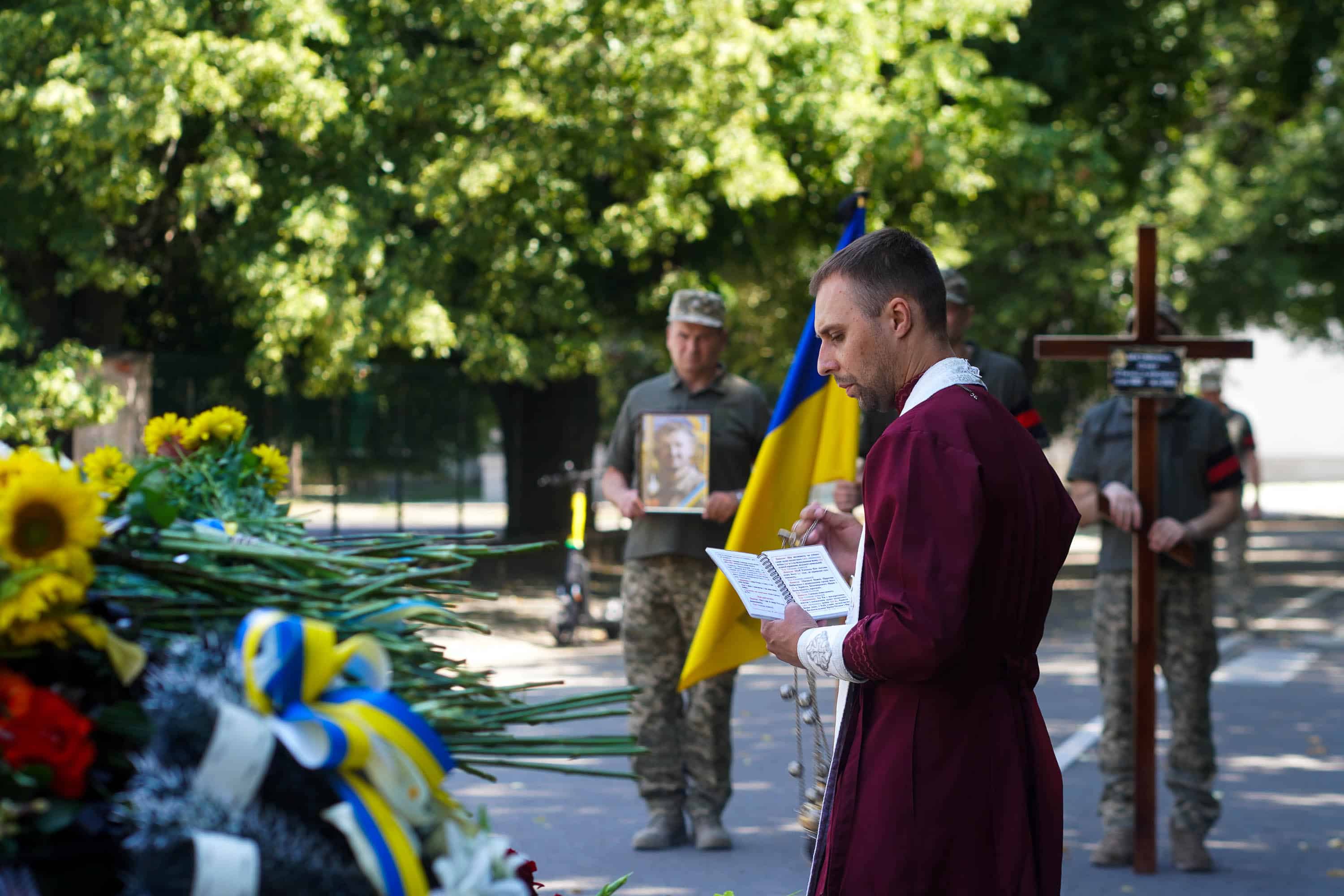 Сьогодні Ужгород провів в останню путь 43-річного військового – солдата Олега Матвієнка, який віддав життя, захищаючи Україну від російської агресії