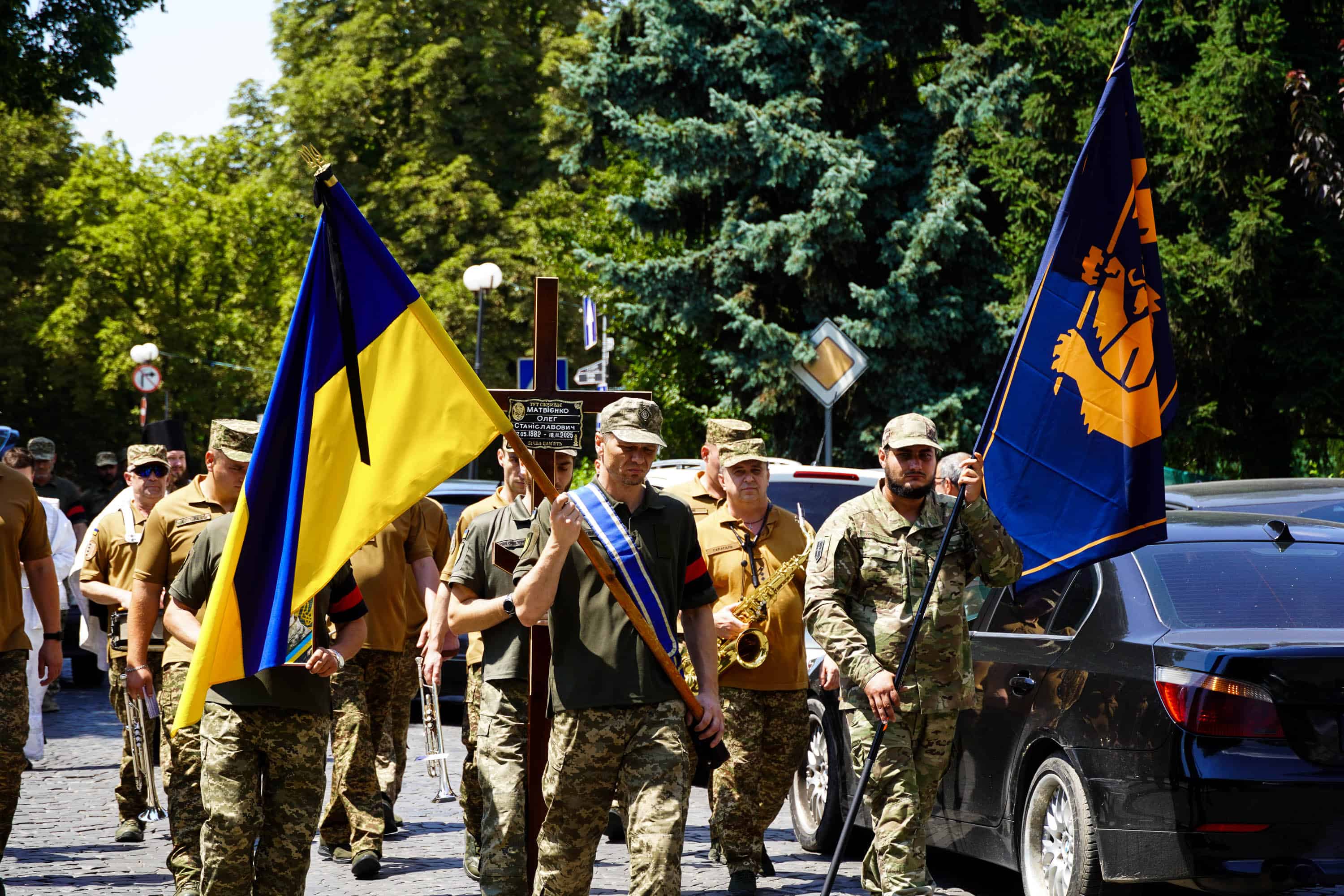Сьогодні Ужгород провів в останню путь 43-річного військового – солдата Олега Матвієнка, який віддав життя, захищаючи Україну від російської агресії