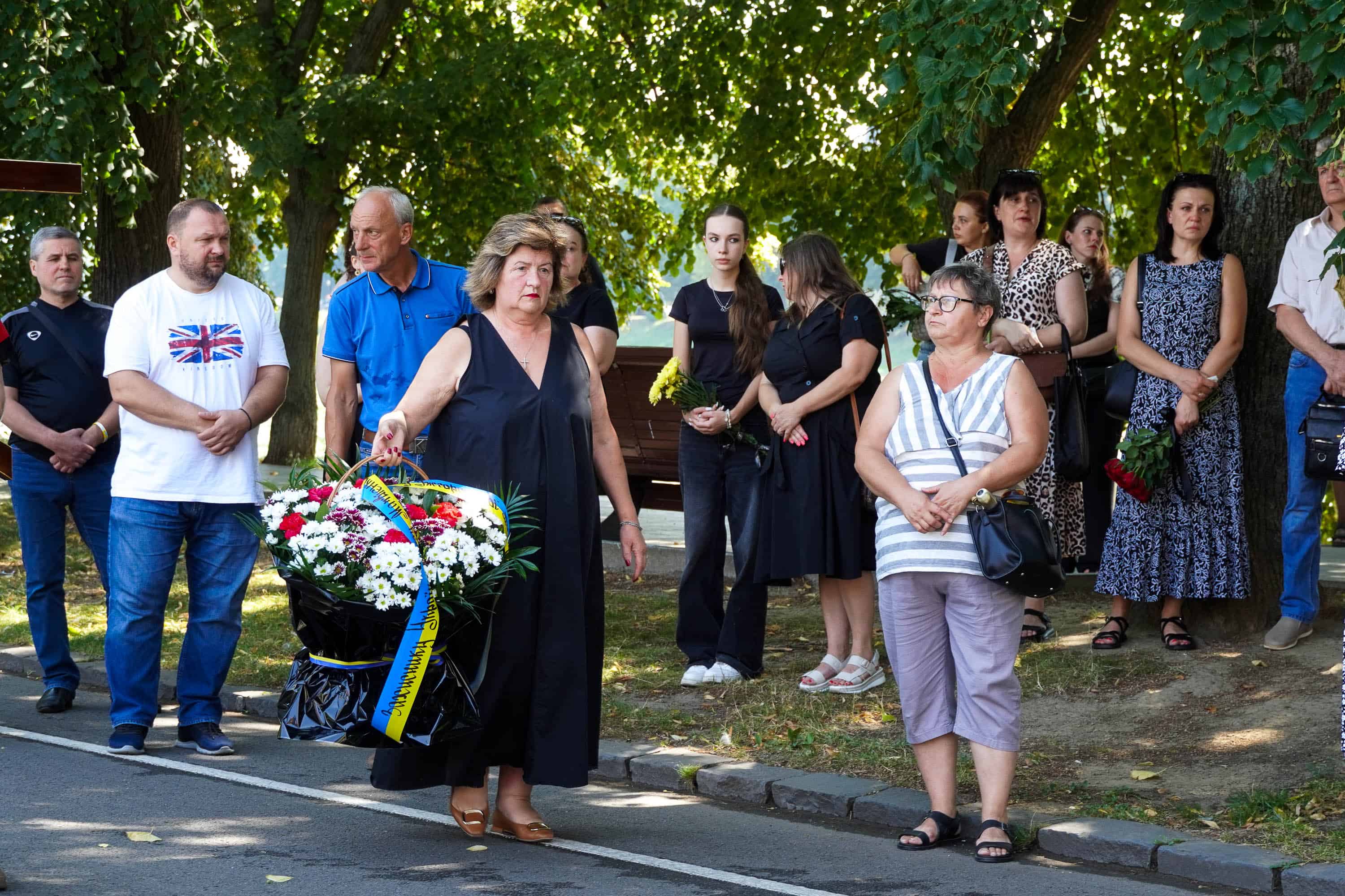 Сьогодні Ужгород провів в останню путь 43-річного військового – солдата Олега Матвієнка, який віддав життя, захищаючи Україну від російської агресії