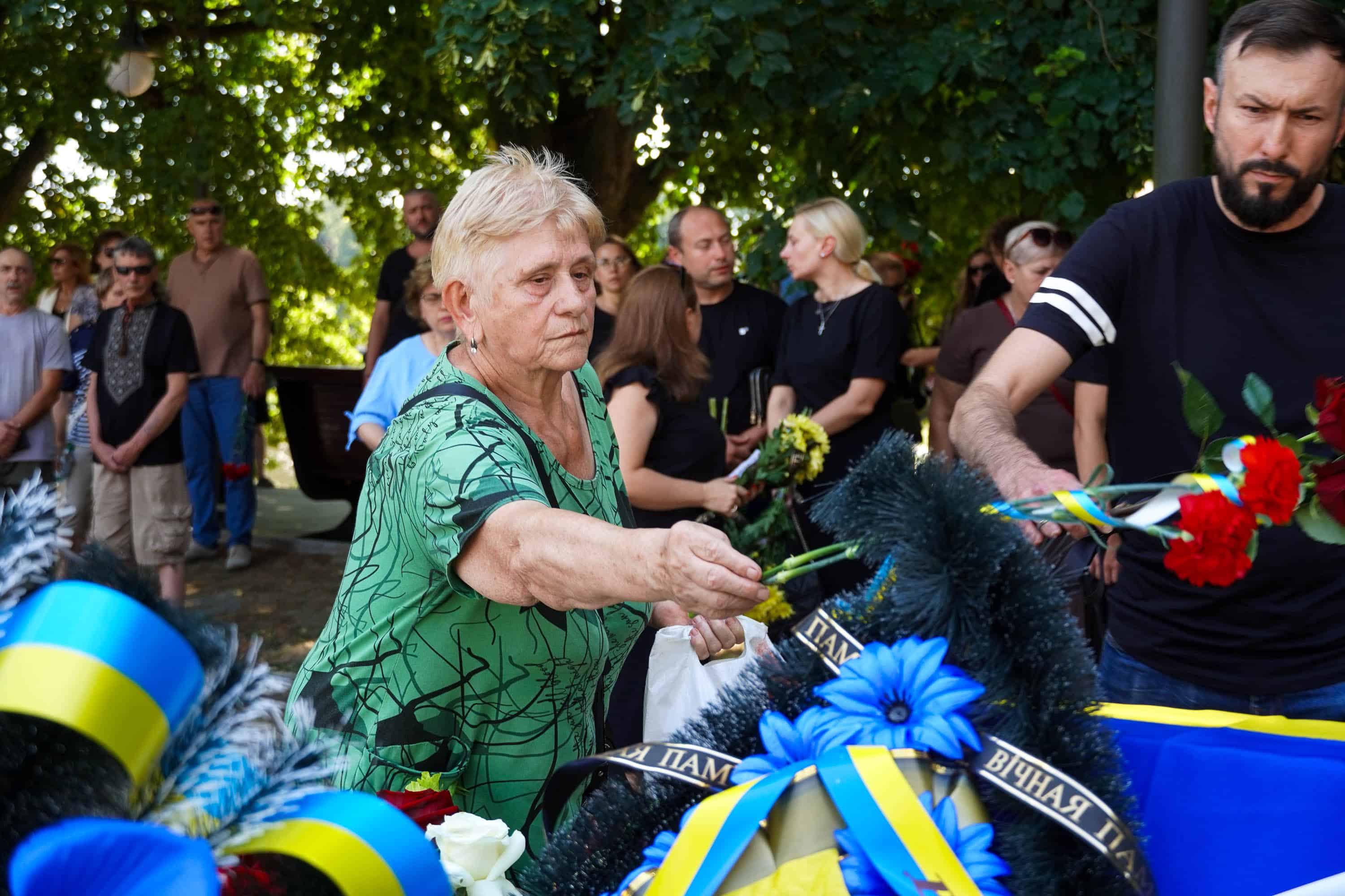 Сьогодні Ужгород провів в останню путь 43-річного військового – солдата Олега Матвієнка, який віддав життя, захищаючи Україну від російської агресії