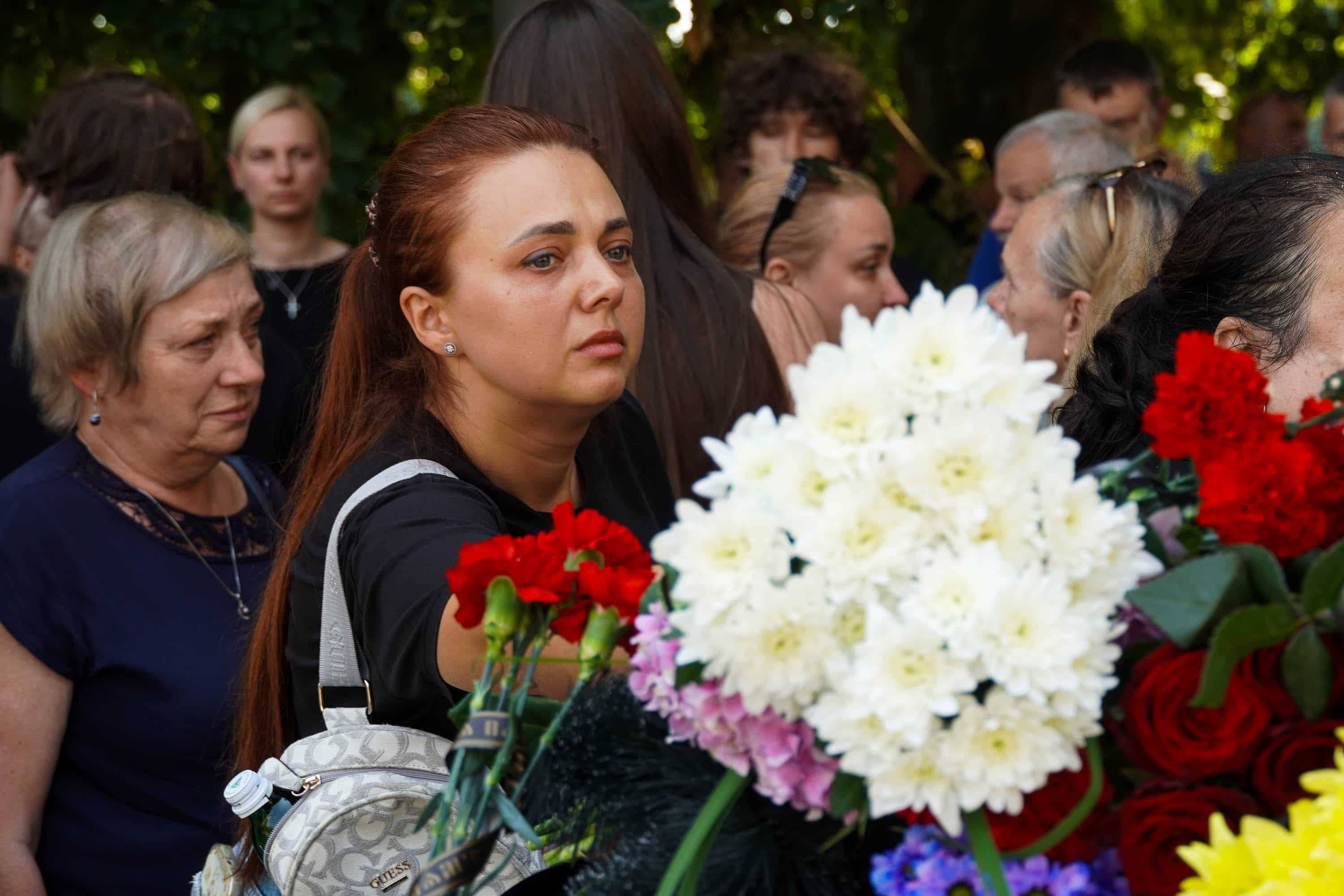 Сьогодні Ужгород провів в останню путь 43-річного військового – солдата Олега Матвієнка, який віддав життя, захищаючи Україну від російської агресії