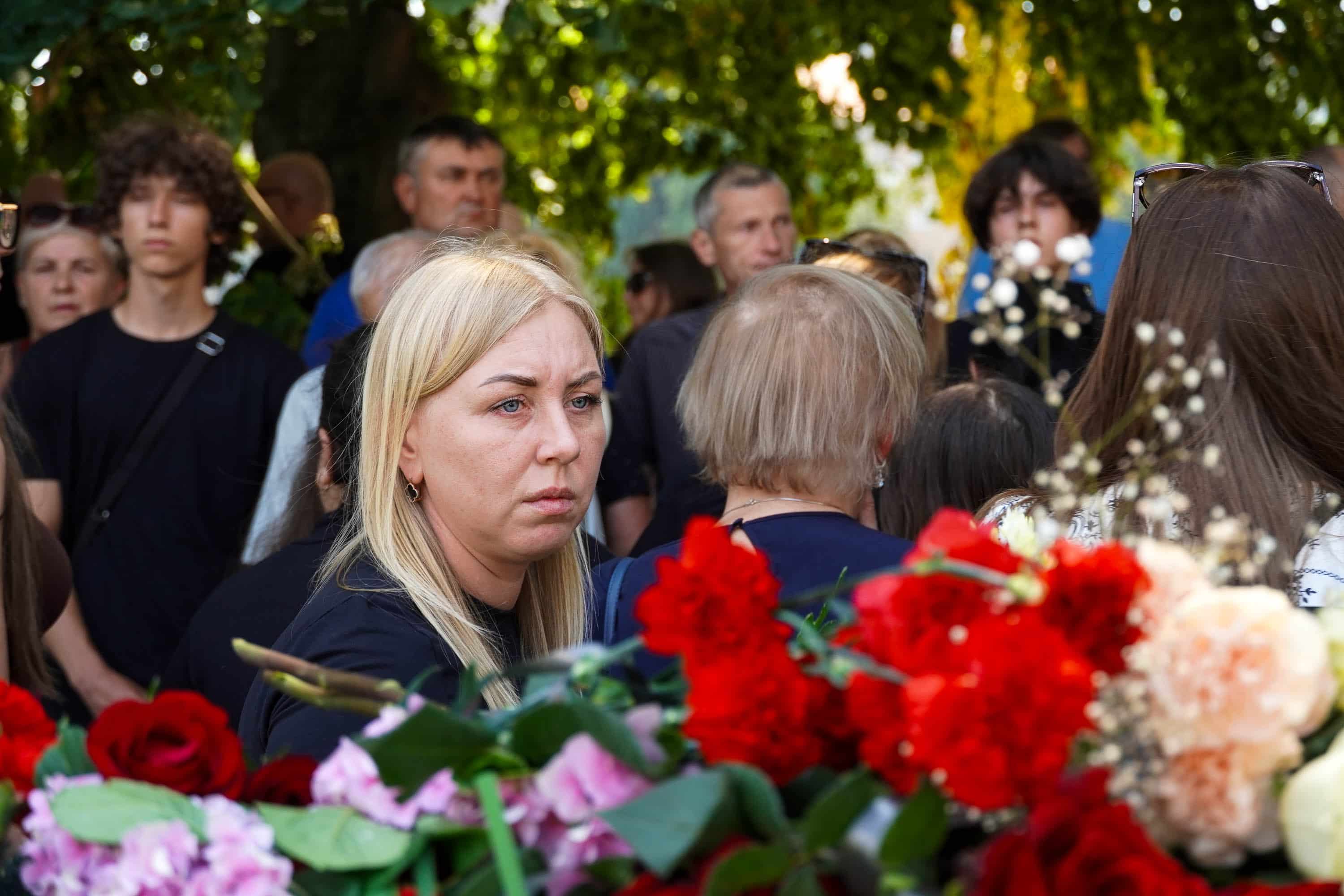 Сьогодні Ужгород провів в останню путь 43-річного військового – солдата Олега Матвієнка, який віддав життя, захищаючи Україну від російської агресії