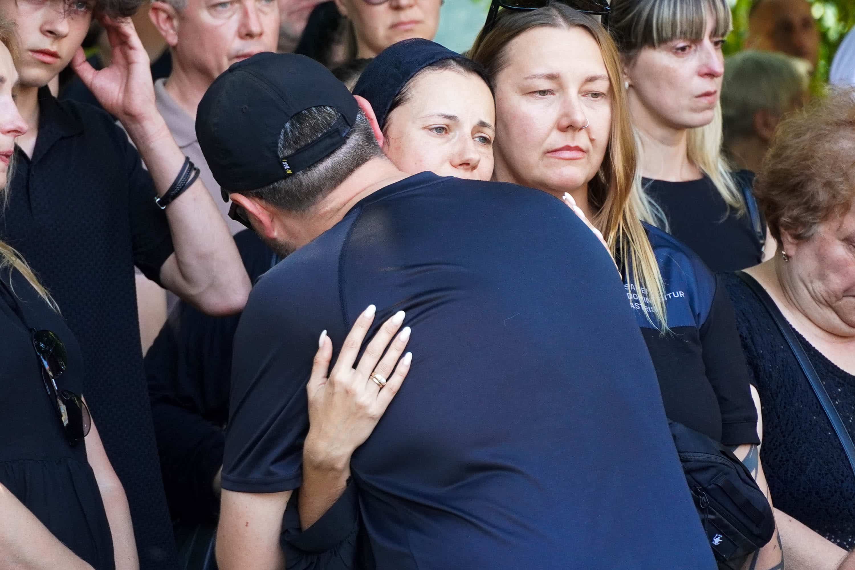 Сьогодні Ужгород провів в останню путь 43-річного військового – солдата Олега Матвієнка, який віддав життя, захищаючи Україну від російської агресії