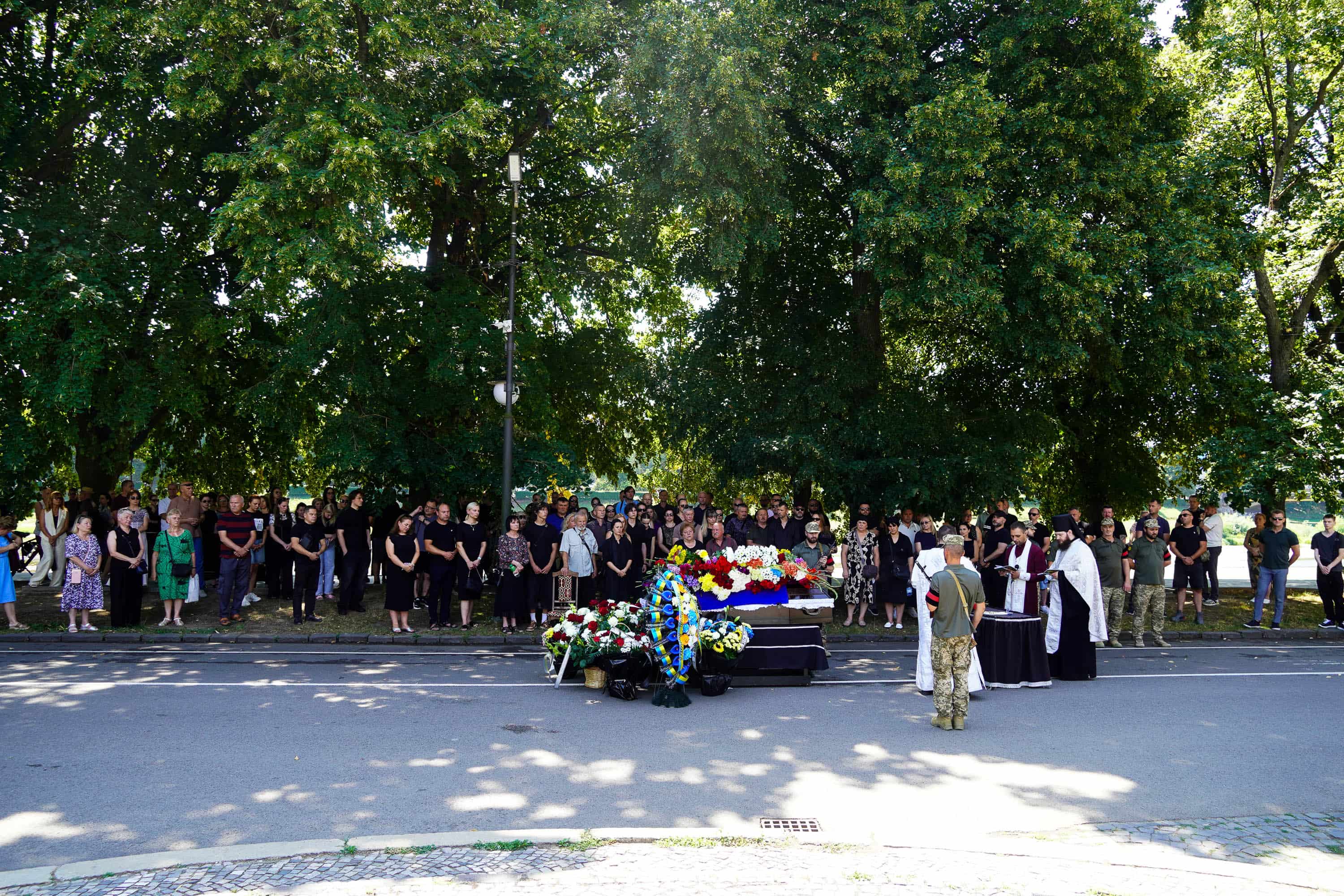 Сьогодні Ужгород провів в останню путь 43-річного військового – солдата Олега Матвієнка, який віддав життя, захищаючи Україну від російської агресії